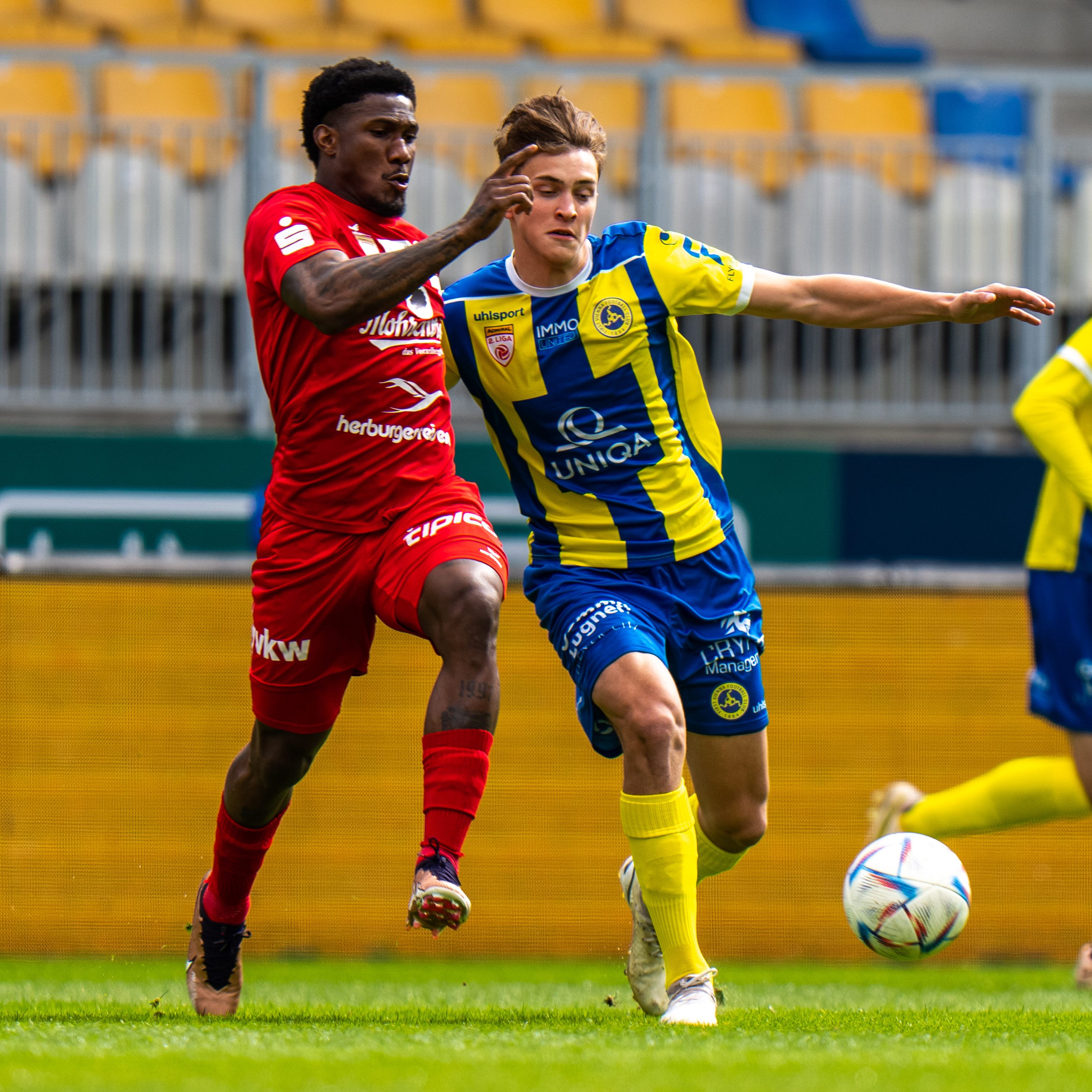 Der FC Dornbirn und die Vienna lieferten sich ein enges Duell, wie im Bild Balotelli gegen Abazovic.