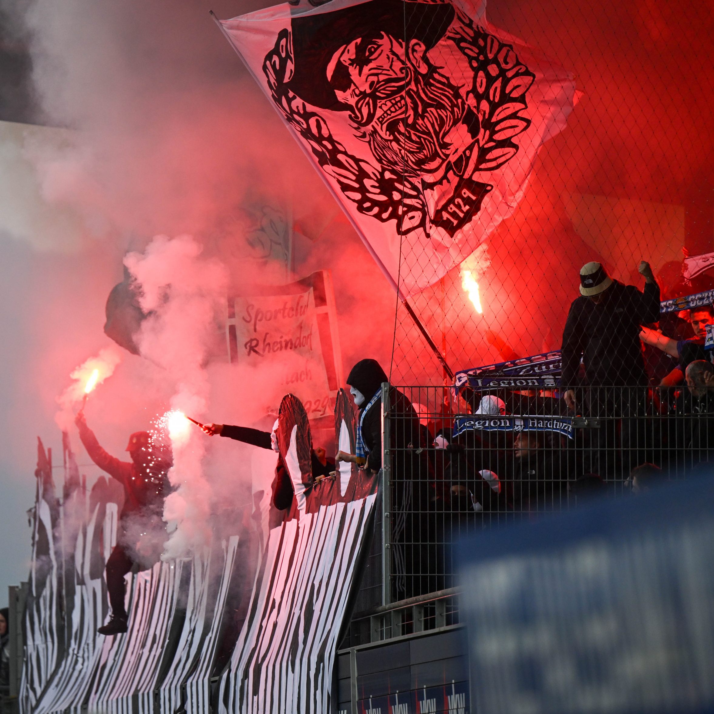Auch wenn es zum Entzünden von Pyrotechnik kam, verlief das Match aus Polizei-Sicht ruhig.
