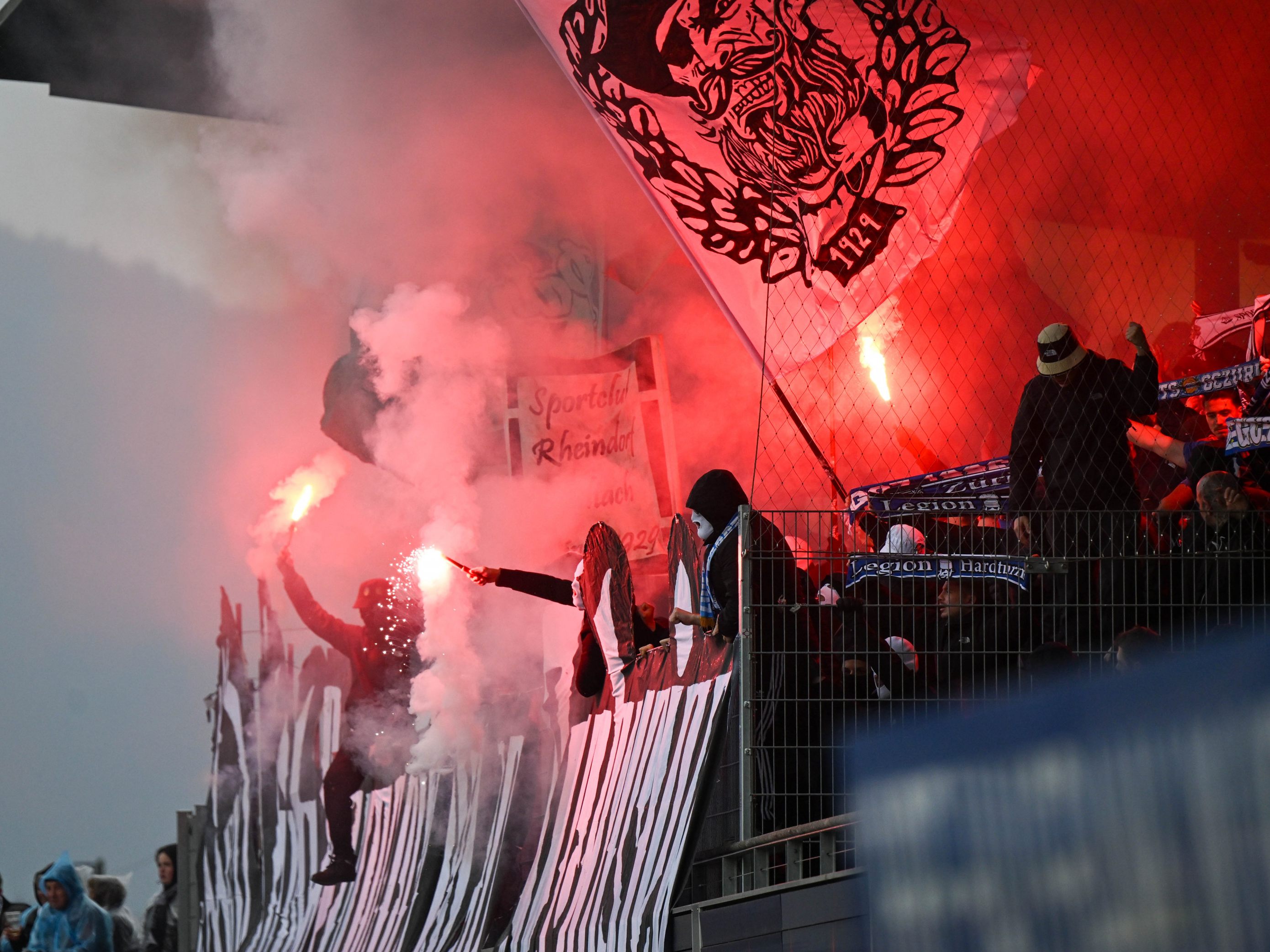 Auch wenn es zum Entzünden von Pyrotechnik kam, verlief das Match aus Polizei-Sicht ruhig.