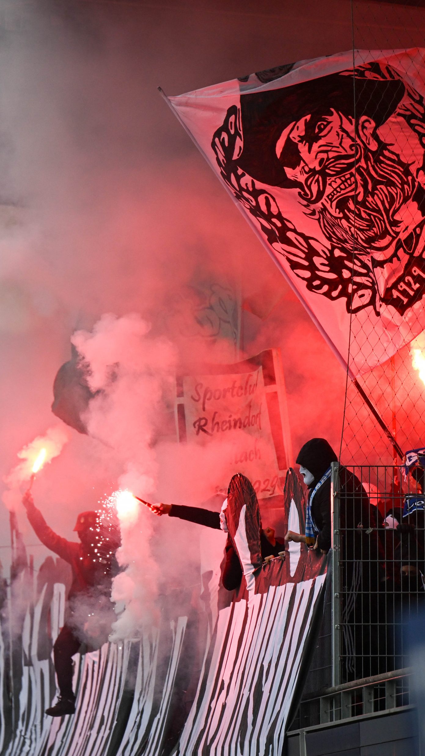 Auch wenn es zum Entzünden von Pyrotechnik kam, verlief das Match aus Polizei-Sicht ruhig.