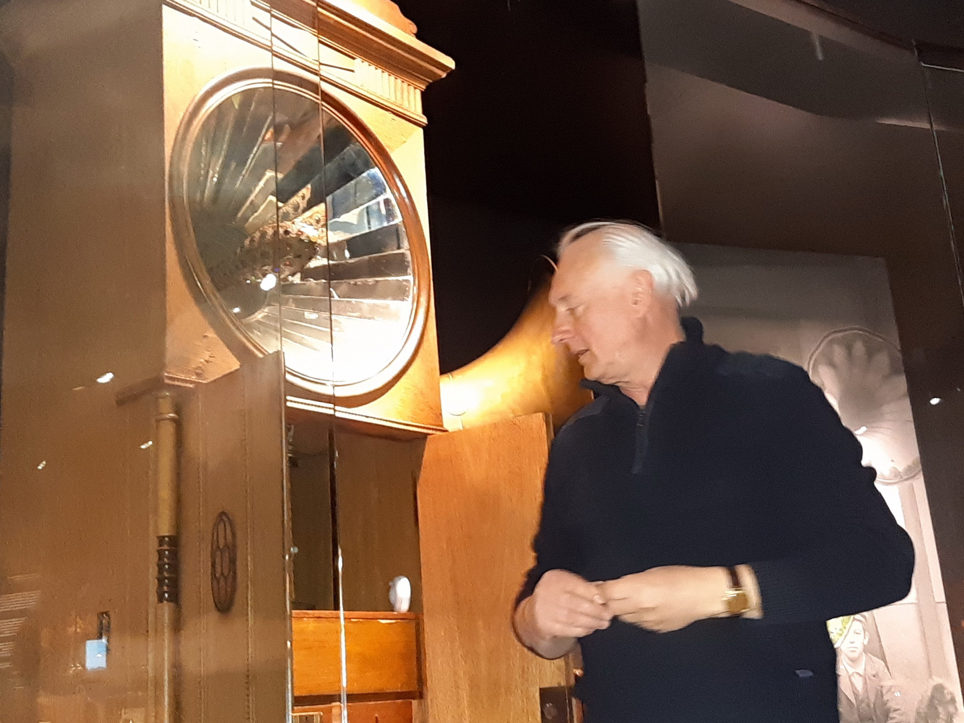 Reinhard Häfele vor einem Glanzstück seiner Sammlung Reinhard Häfele vor einem Glanzstück seiner Sammlung