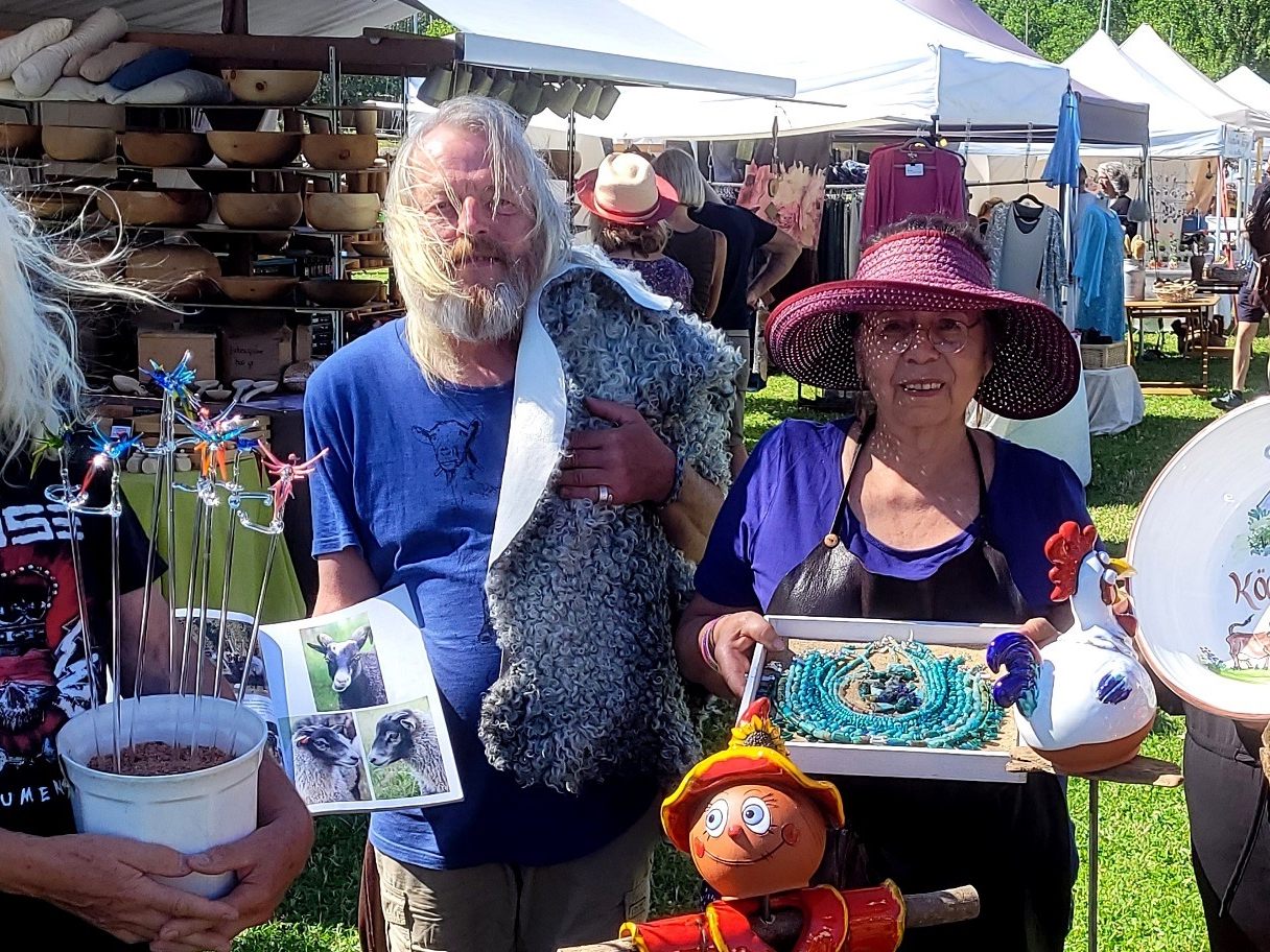 Zusammen mit langjährigen Marktständlern freut sich Organisatorin Bettina Güttinger (rechts im Bild) von der Töpferei B. Güttinger aus Isny auf den „Kunst-Handwerker-Markt“ in der Bodenseegemeinde Hard. Zusammen mit langjährigen Marktständlern freut sich Organisatorin Bettina Güttinger (rechts im Bild) von der Töpferei B. Güttinger aus Isny auf den „Kunst-Handwerker-Markt“ in der Bodenseegemeinde Hard.