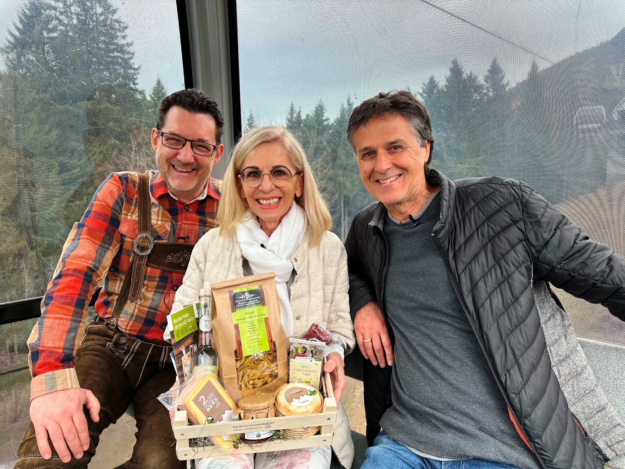Andreas Seeburger (li) begrüßt in der Folge 276 die Kosmetikexpertin Hiltrud Haberl (mi) und Ihren Gatten Helmut (re) in der Muttersberg Fernsehgondel. Andreas Seeburger (li) begrüßt in der Folge 276 die Kosmetikexpertin Hiltrud Haberl (mi) und Ihren Gatten Helmut (re) in der Muttersberg Fernsehgondel.