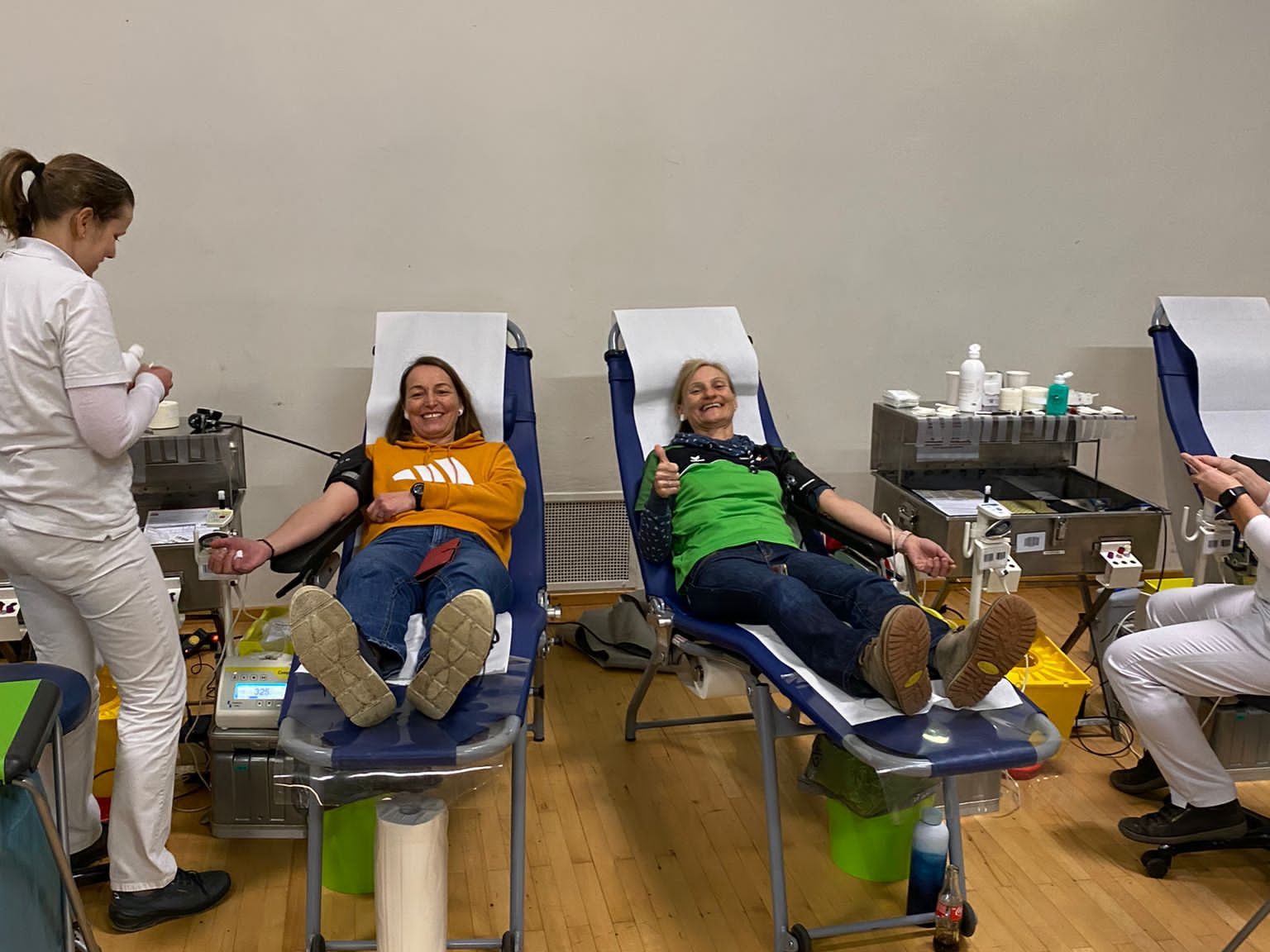 TS-Weiler Helfer und Helferinnen beim Blutspenden.