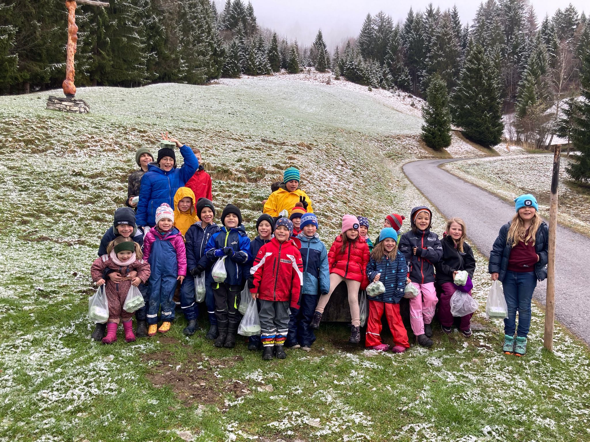 Die Kinder bei der Ostereiersuche