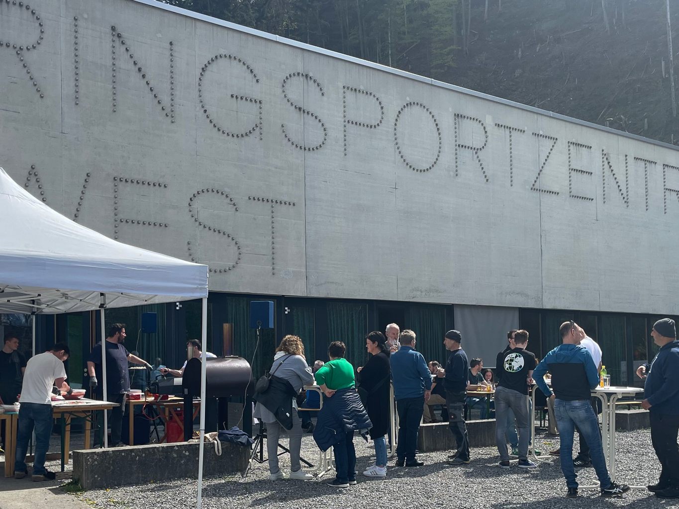 Helfer des KSV Götzis vor der Ringerhalle