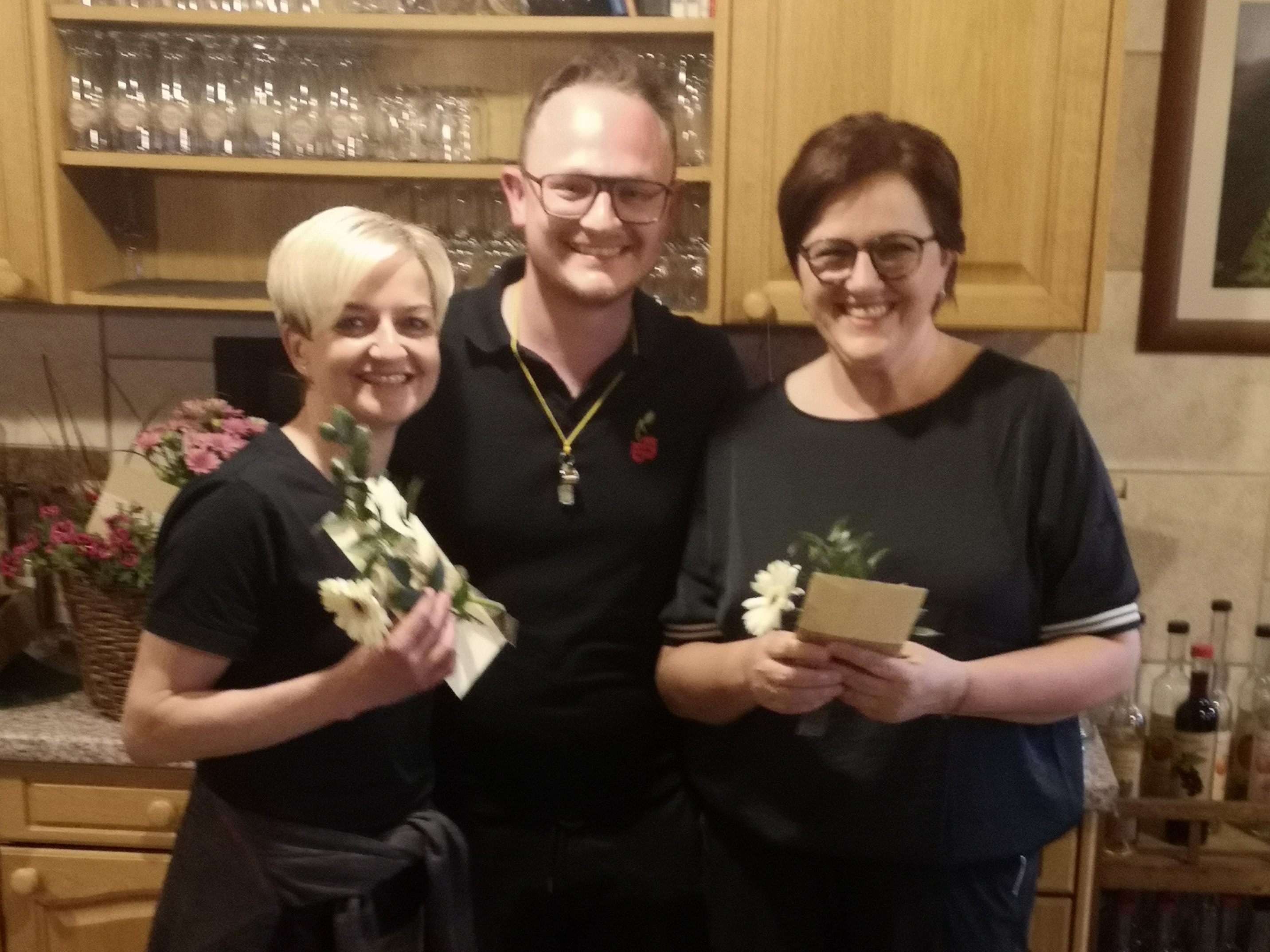 Die scheidende Vereinsleitung mit dem neu gewählten Obmann des Theatervereins Fraxern: v.li. Silvia Nachbaur (bisher Vize-Obfrau), der neu gewählte Obmann Sandro Barbisch und die bisherige Obfrau Andrea Amann. Die scheidende Vereinsleitung mit dem neu gewählten Obmann des Theatervereins Fraxern: v.li. Silvia Nachbaur (bisher Vize-Obfrau), der neu gewählte Obmann Sandro Barbisch und die bisherige Obfrau Andrea Amann.