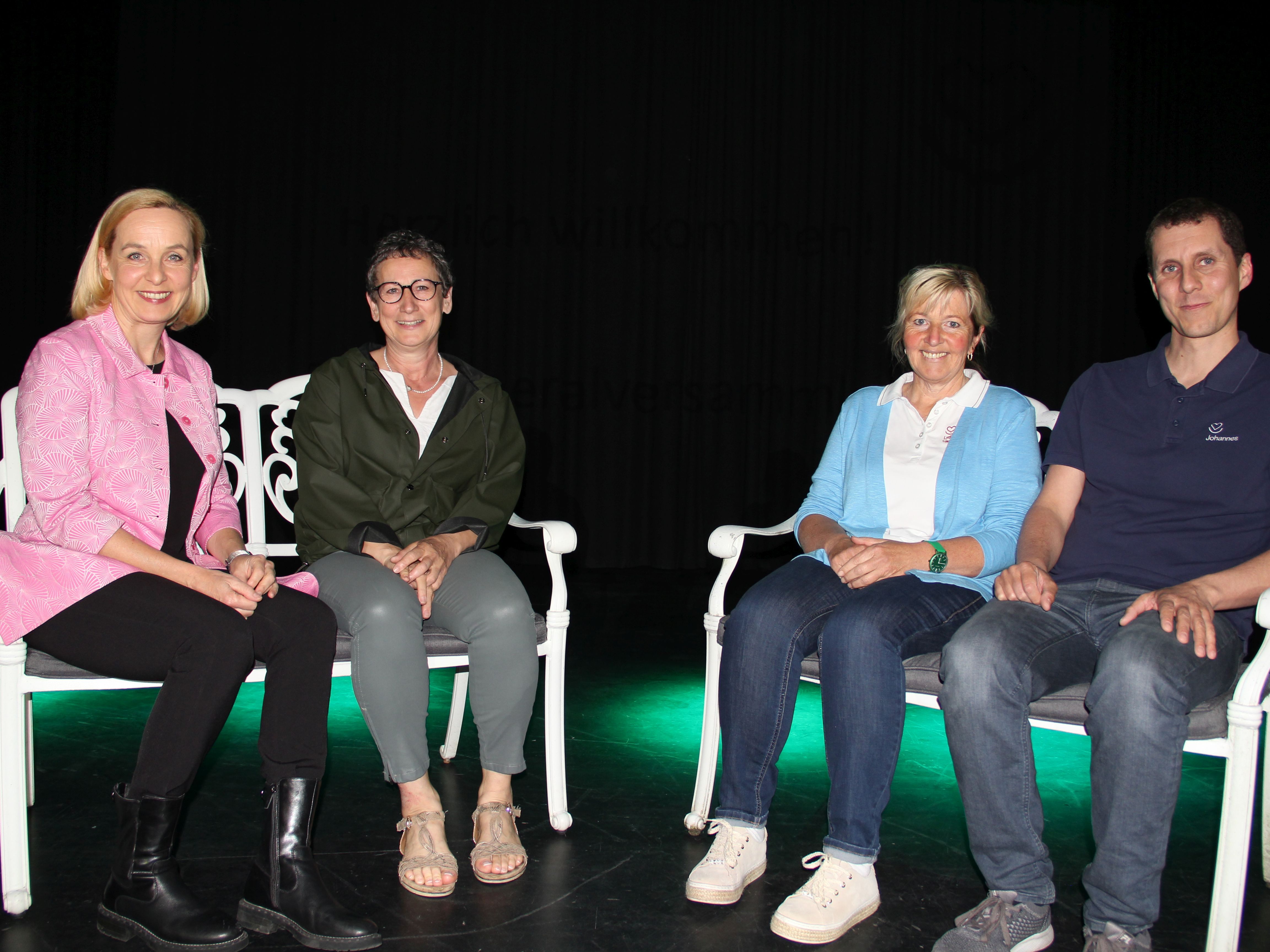 Auch die drei Bereichsleiter Petra Stocker, Lydia Jordan und Johannes Kohlross nahmen bei Heike Montiperle gerne Platz.