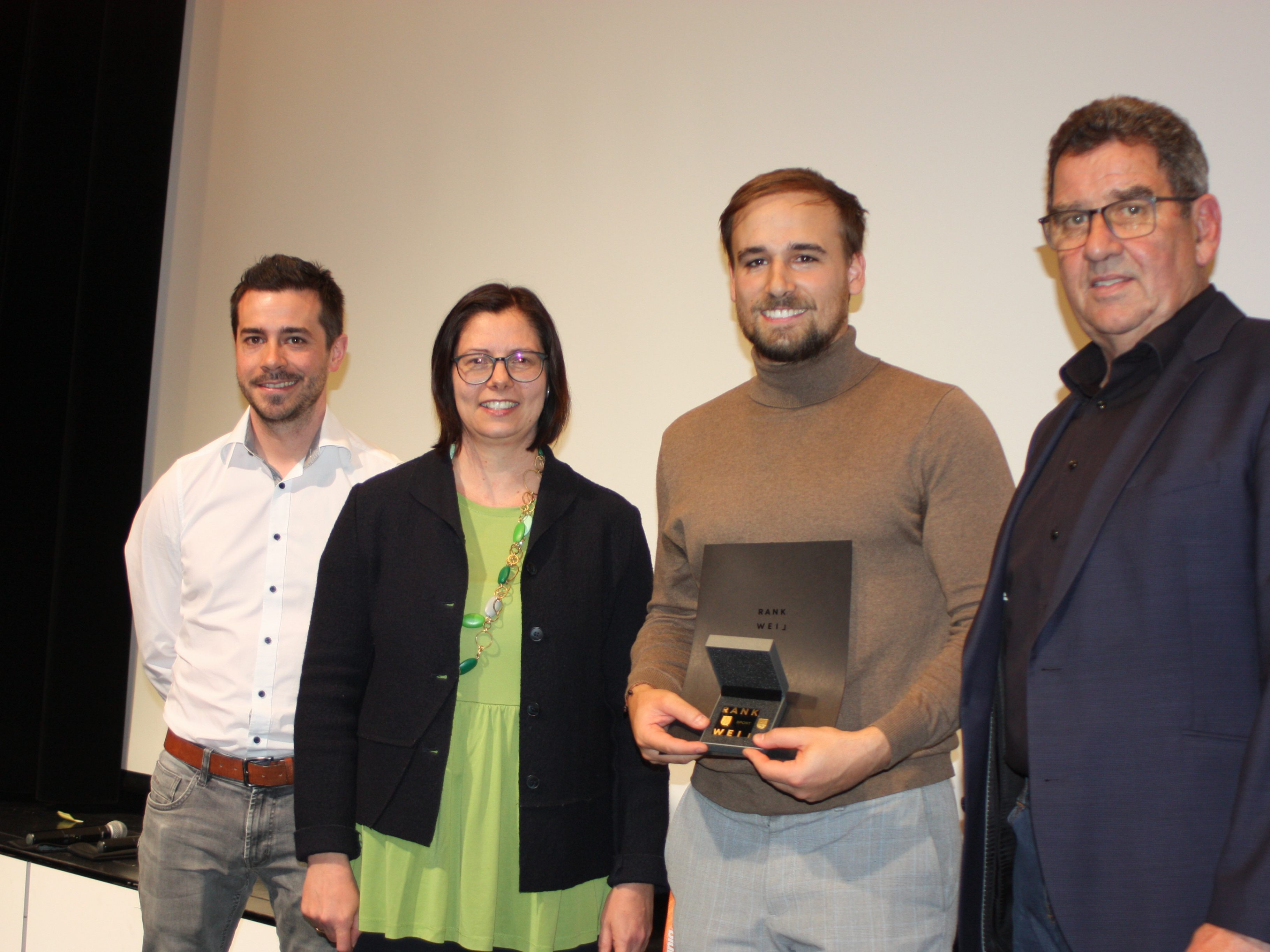 GR Helmut Jenny, Weltmeister Bronte Guillermo Renata, Bürgermeisterin Katharina Wöß-Krall und Andreas Wally. GR Helmut Jenny, Weltmeister Bronte Guillermo Renata, Bürgermeisterin Katharina Wöß-Krall und Andreas Wally.