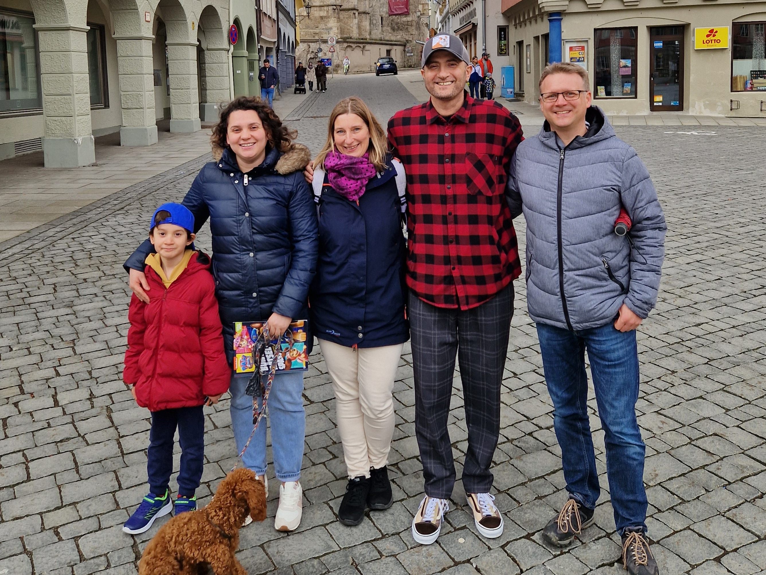 Inans Sohn und Ehefrau Zelal, Spenderin Heike, Inan und Heikes Partner .