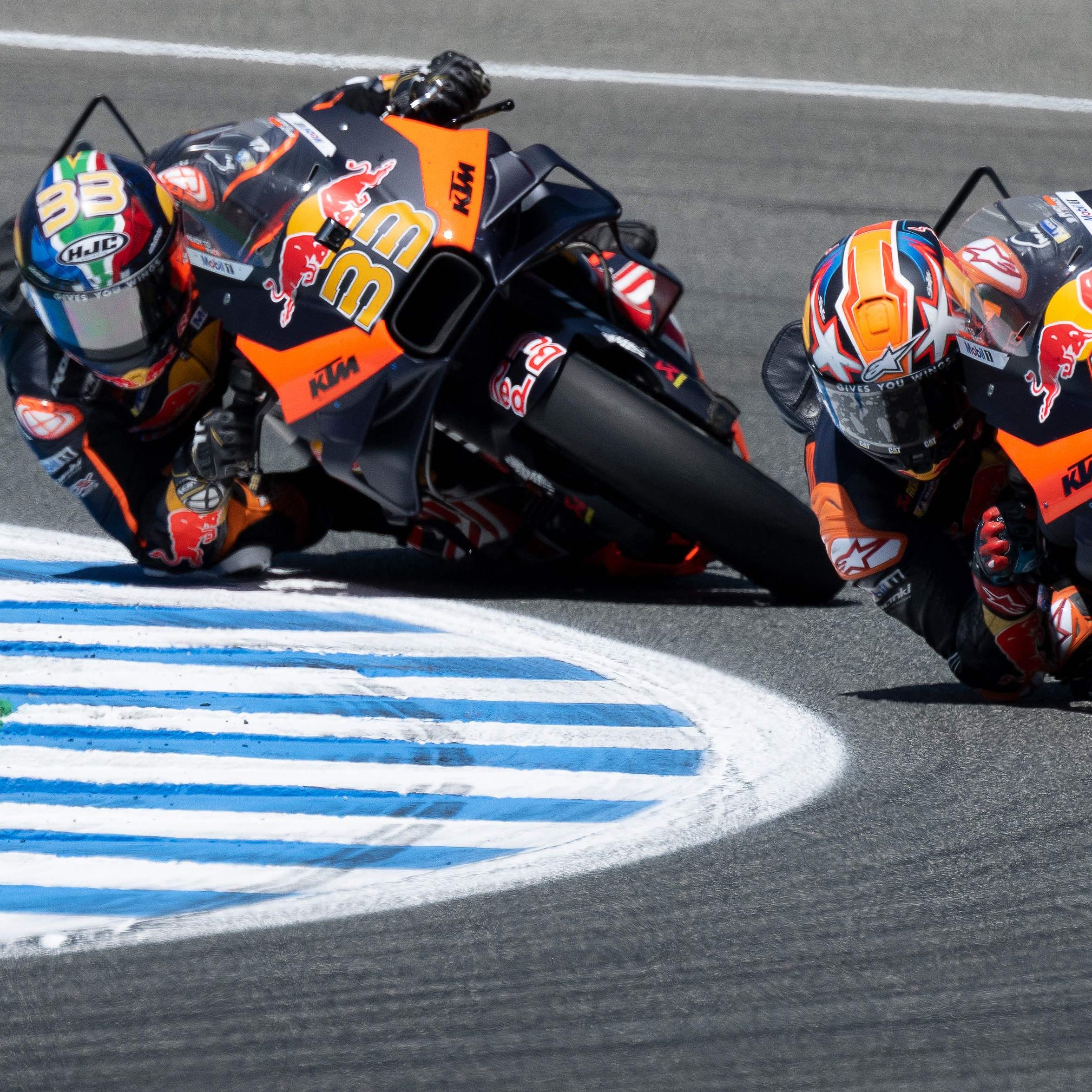 Jack Miller (r.) und Brad Binder (l.) wollen am Sonntag beide um den Sieg mitreden.