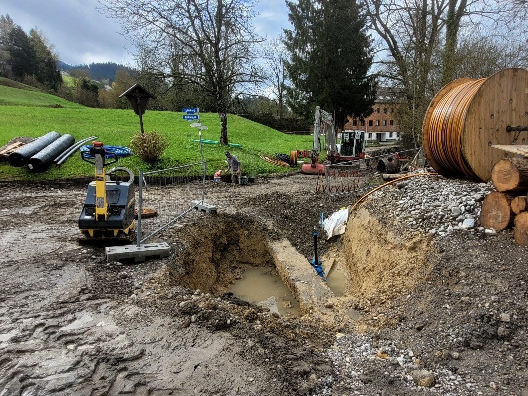 Neu verlegt bzw. in die Straße umgelegt wird auf einer Länge von rund 300 Metern die bestehende Wasserversorgungshauptleitung Hörbranz-Lochau beim Knoten Schwendeweg.