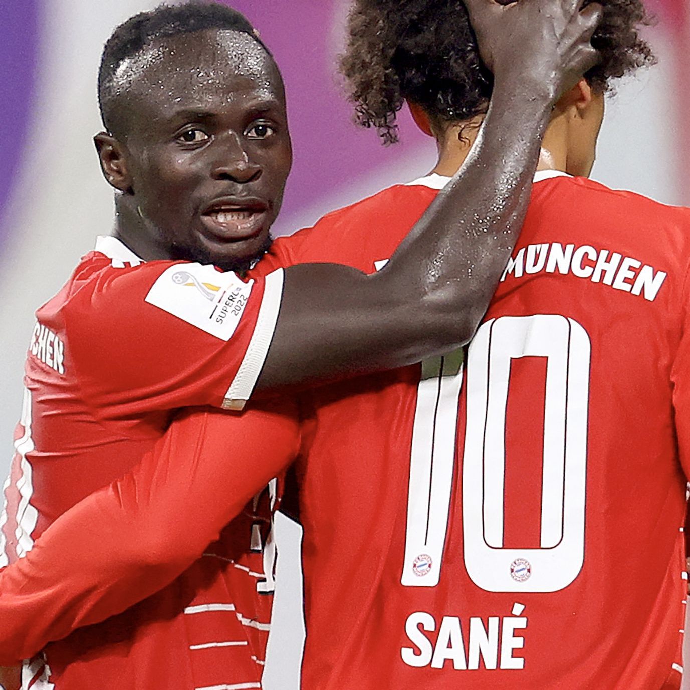 Ein freundliches Tätscheln war das nicht, was sich am Dienstag zwischen Sadio Mane (l.) und Leroy Sané (r.) nach dem Cl Spiel in Manchester abgespielt hat (Bild aus der Supercup-Partie gegen Leipzig)
