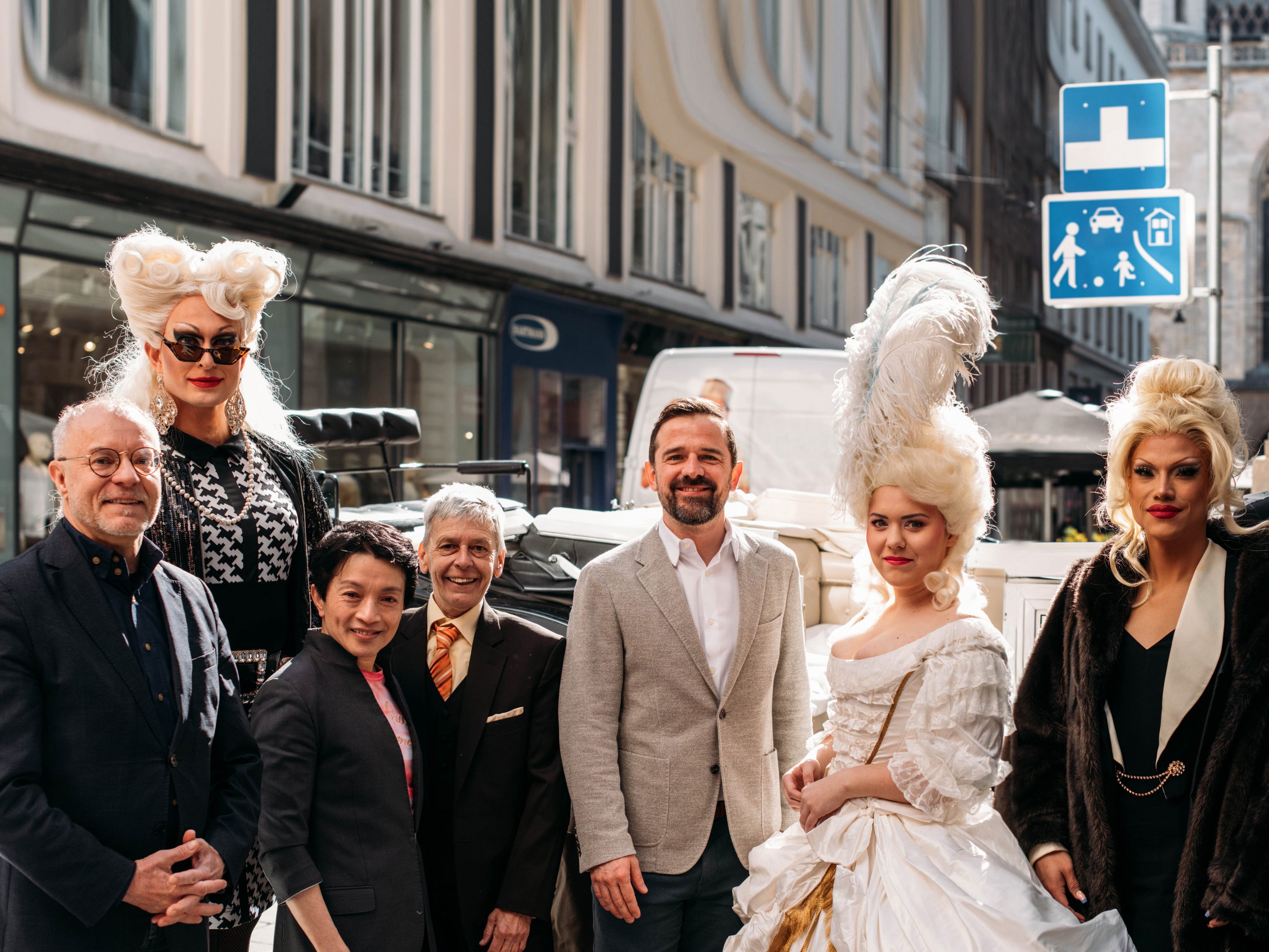 Im Juni findet der QUEER BALL im Wiener Schloss Neugebäude statt. Im Juni findet der QUEER BALL im Wiener Schloss Neugebäude statt.