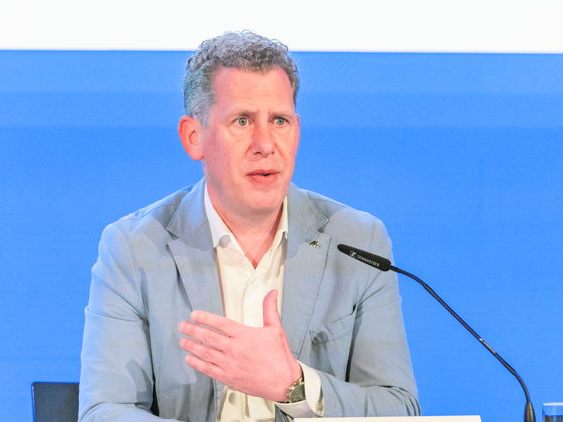 AK Präsident Heinzle: „jetzt einfach tatenlos zusehen, wie die Interessen der Patienten im Land auf der Strecke bleiben und trotzdem massive Defizite erwirtschaftet werden, wäre unverantwortlich.“ (Foto: Dietmar Stiplovsek)
