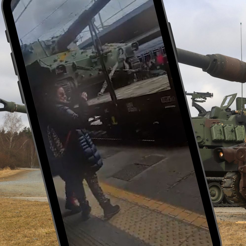 Der vorbeifahrende Zug wurde von am Bahnhof wartenden Passagieren mit Handys gefilmt.