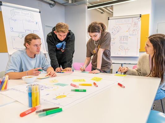 Verschiedene Unterstützungsmöglichkeiten für Projekte von und mit Jugendlichen werden am 3. Mai vorgestellt.