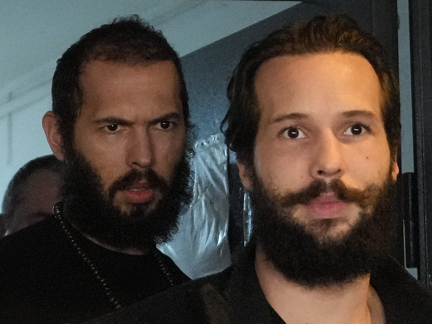 Andrew Tate und sein Bruder wurden aus der U-Haft in Rumänien entlassen.