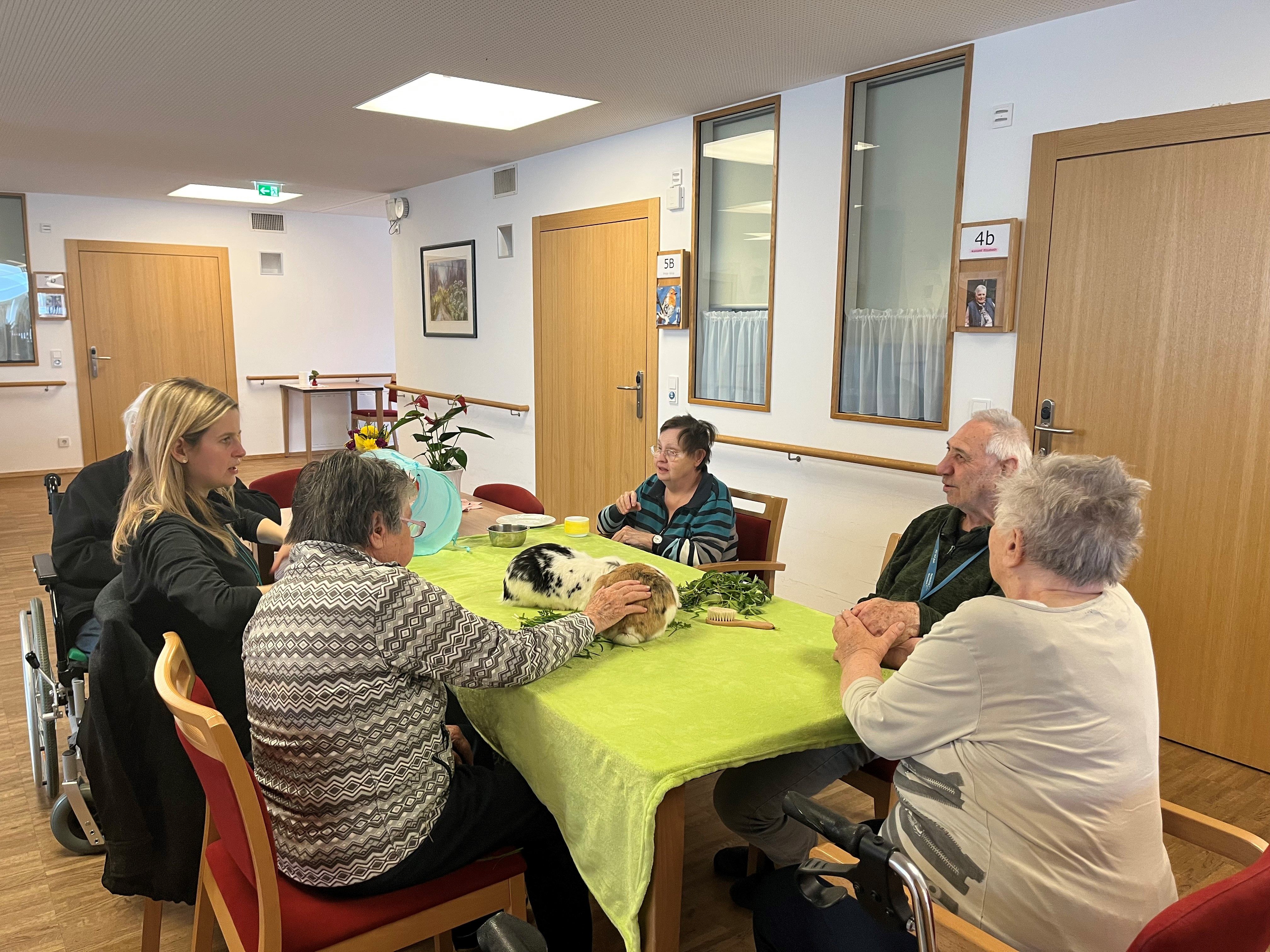 Ein Highlight im Wochenablauf des Haus Nenzing: Der Besuch von Celina Egger mit ihren Tieren im Haus Nenzing.