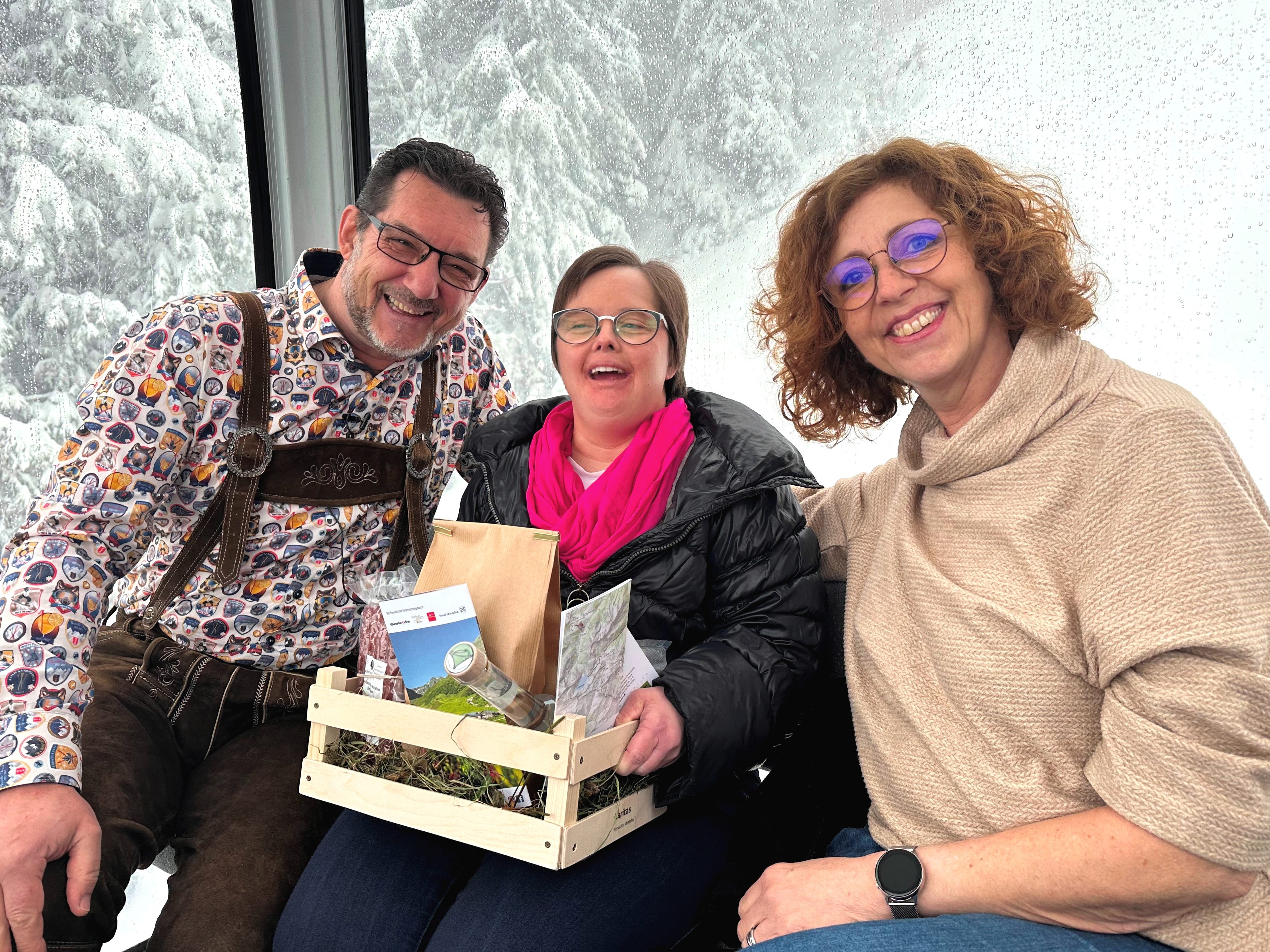 Ulrike Schallert (re) und Sandra Mayer von der Lebenshilfe Vorarlberg, sind zu Gast bei Andreas Seeburger (li) in der 279. Folge "us dr Gondl" am Muttersberg. Ulrike Schallert (re) und Sandra Mayer von der Lebenshilfe Vorarlberg, sind zu Gast bei Andreas Seeburger (li) in der 279. Folge "us dr Gondl" am Muttersberg.