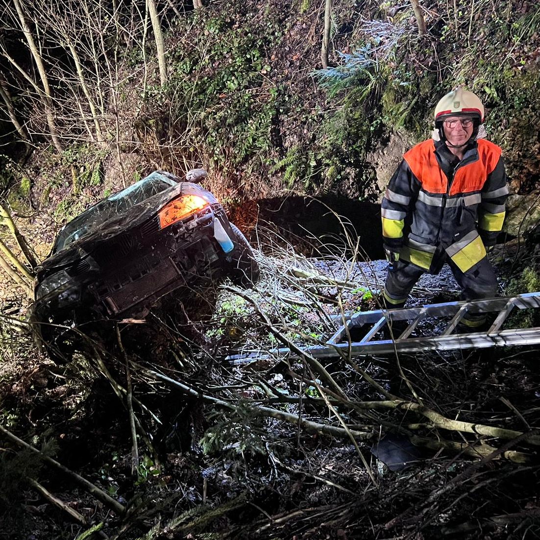 Die Feuerwehr musste den Pkw aus dem Bachbett bergen.
