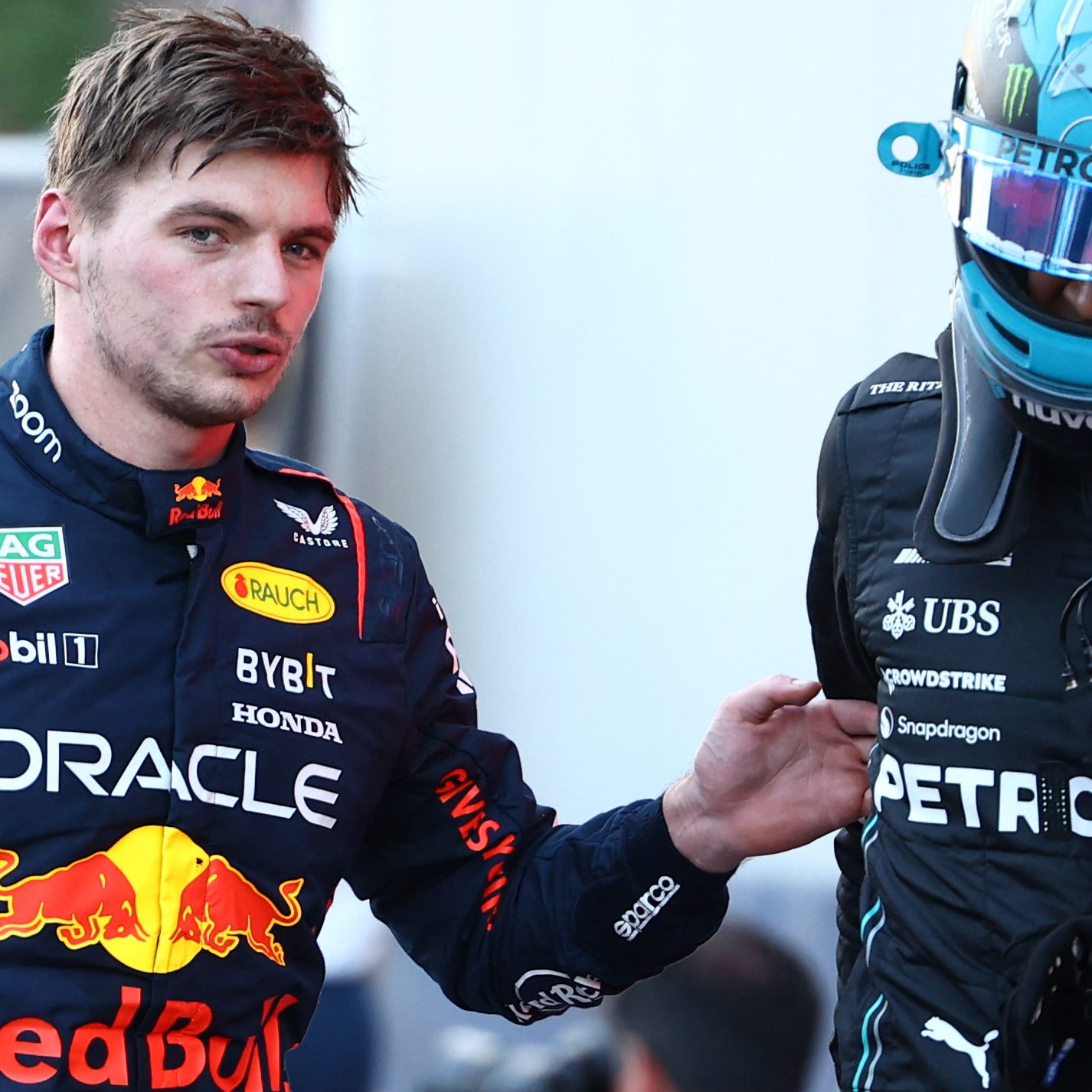 Verstappen (l.) und Russel (r.) hatten sich nach dem Sprintrennen wenig freundliches zu sagen.