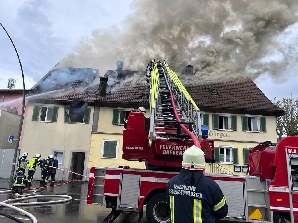 Am Samstag wurde die Feuerwehr zu einem verheerenden Brand in Bregenz gerufen. Am Samstag wurde die Feuerwehr zu einem verheerenden Brand in Bregenz gerufen.