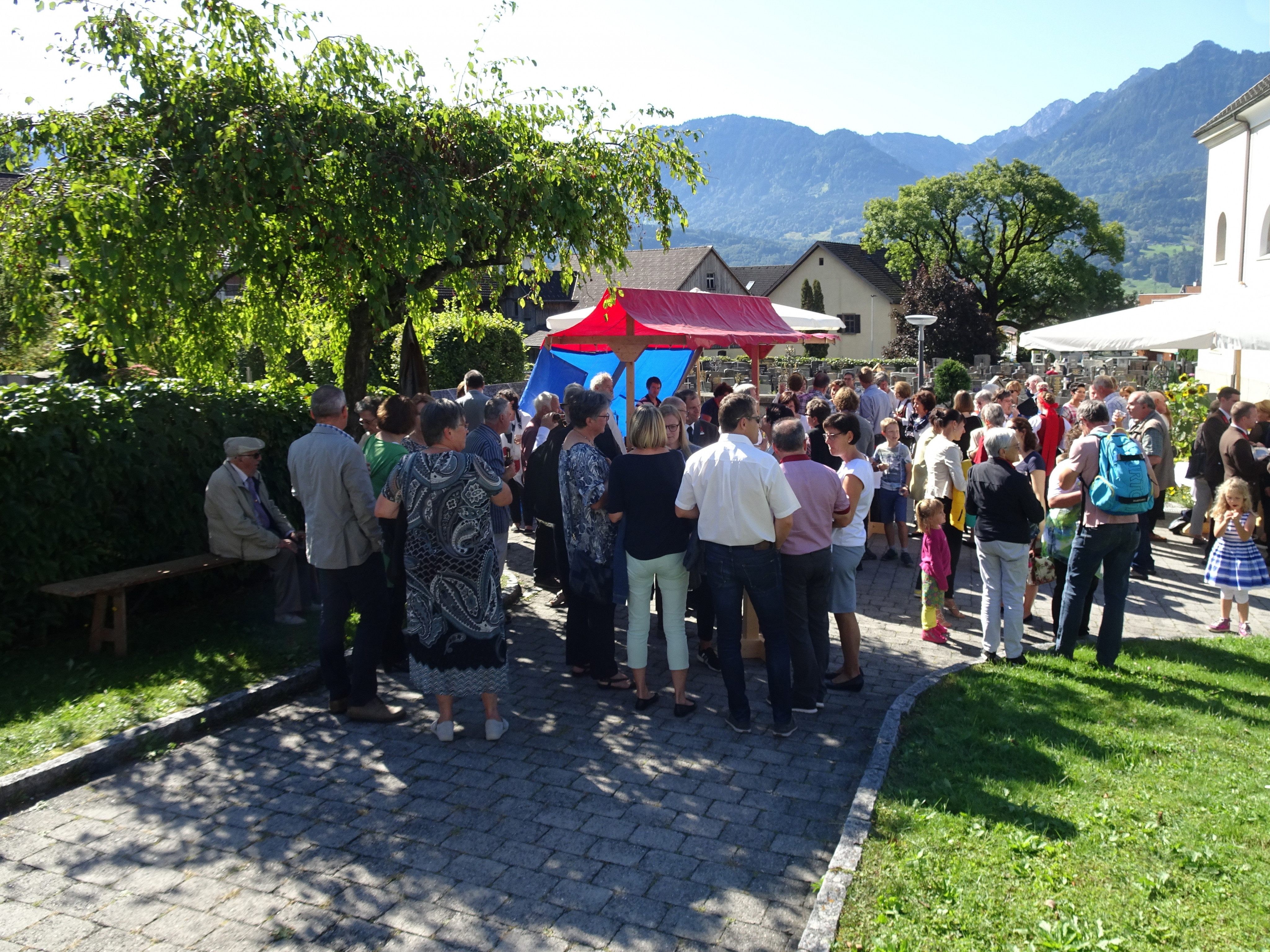 Agape vor dem Pfarrhaus