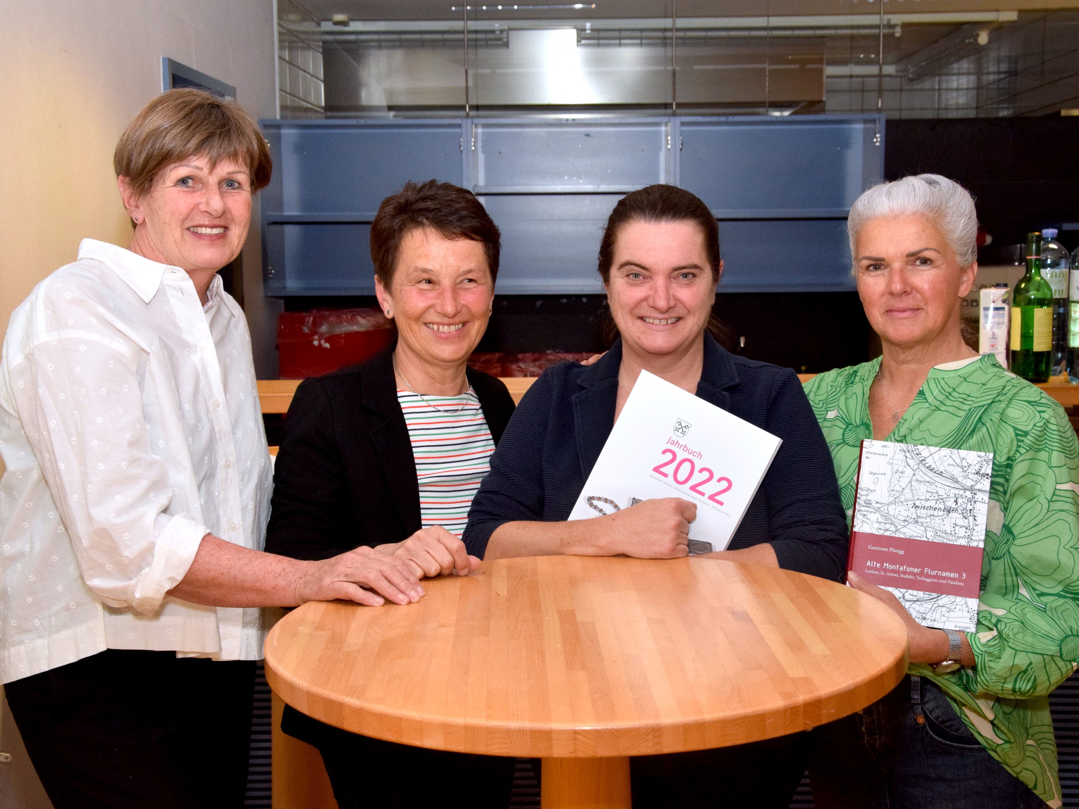 Dagmar Vergut, Judith Ganahl, Sandra Kraft und Erna Ganahl bei der 117. Generalversammlung des Heimatschutzverein Montafon Dagmar Vergut, Judith Ganahl, Sandra Kraft und Erna Ganahl bei der 117. Generalversammlung des Heimatschutzverein Montafon