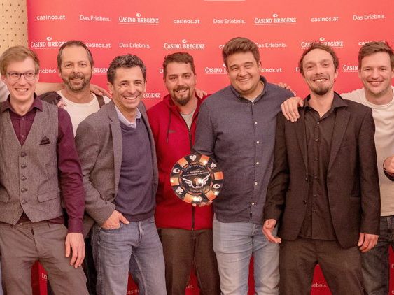 Die glücklichen Sieger der drei ersten Teams hatten sichtlich viel Spaß beim Pokerturnier. Fotos: Casino Bregenz Die glücklichen Sieger der drei ersten Teams hatten sichtlich viel Spaß beim Pokerturnier. Fotos: Casino Bregenz