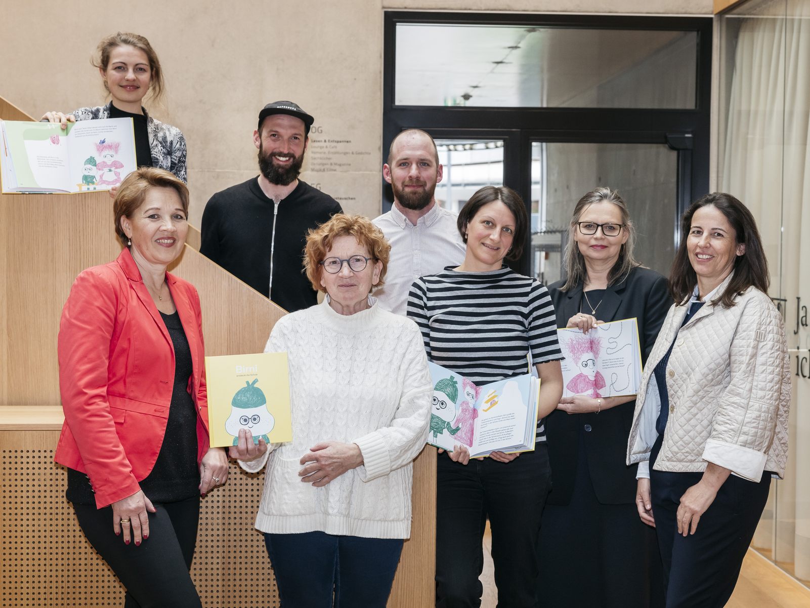 Das Team rund um das Mitmachbuch bei der Präsentation in der Stadtbibliothek.