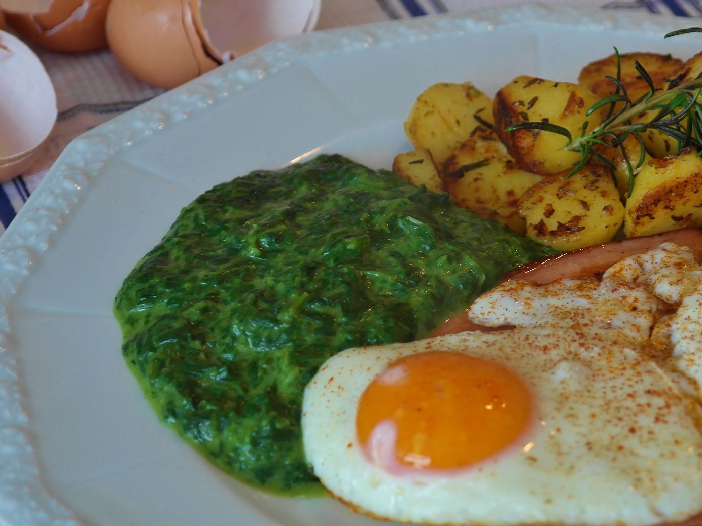 Eine Iglo-Umfrage zeigt: Drei von zehn Österreichern essen am Gründonnerstag immer Spinat.