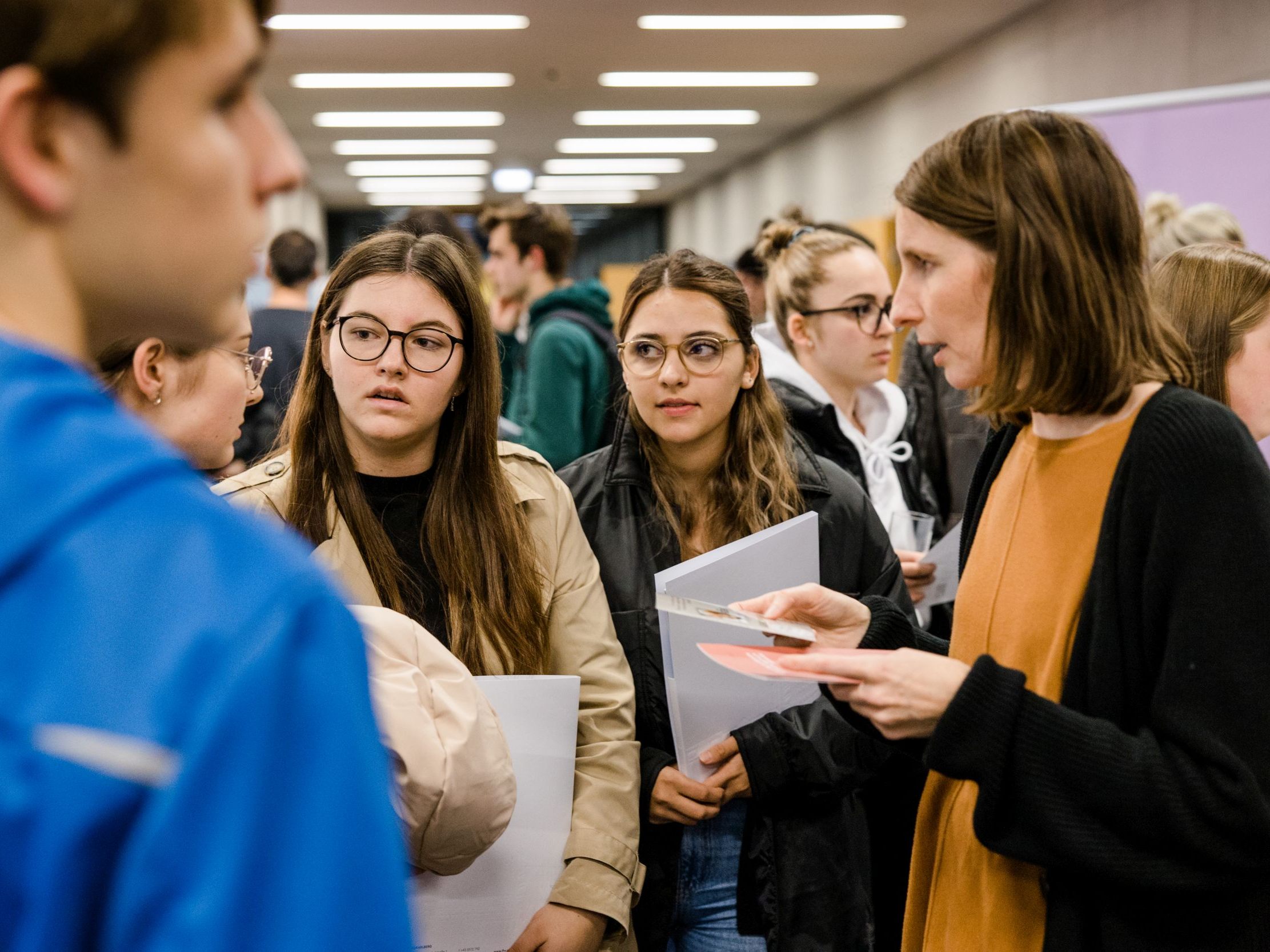 Bei Führungen im Rahmen des Infoabends erhalten Besucher:innen Einblick in den Campus der FHV und die Möglichkeit zum direkten Austausch mit Studierenden. Bei Führungen im Rahmen des Infoabends erhalten Besucher:innen Einblick in den Campus der FHV und die Möglichkeit zum direkten Austausch mit Studierenden.