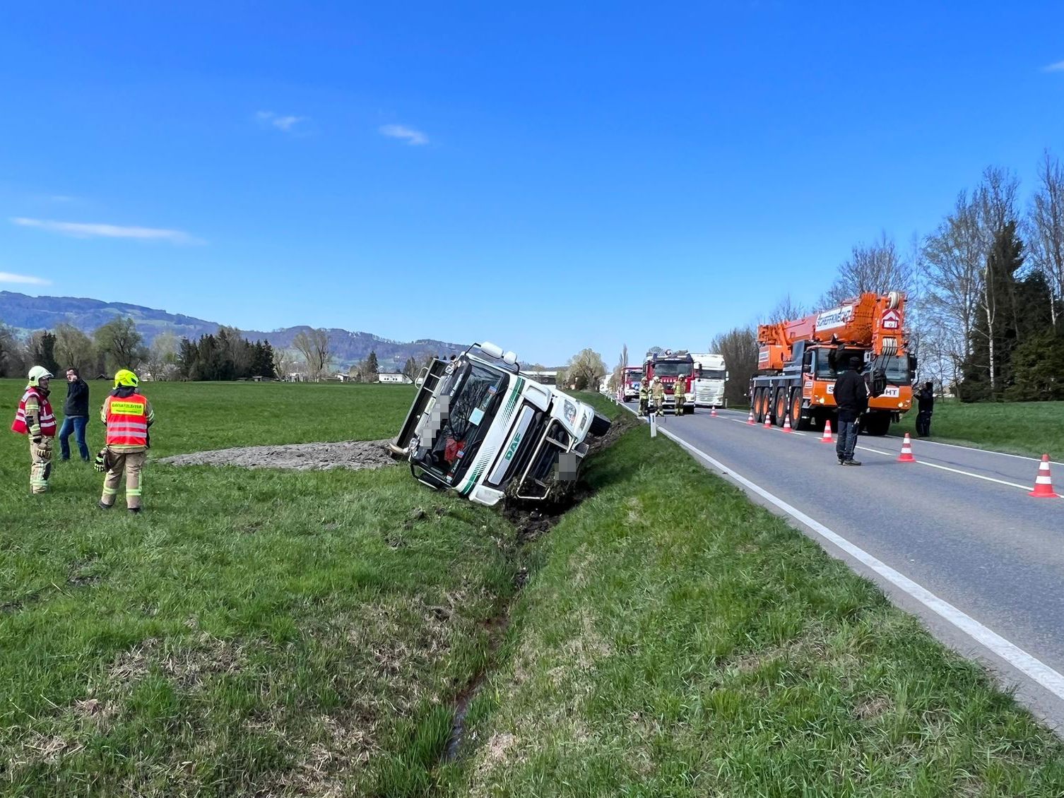 Lkw in Lustenau in Graben gestürzt. Lkw in Lustenau in Graben gestürzt.