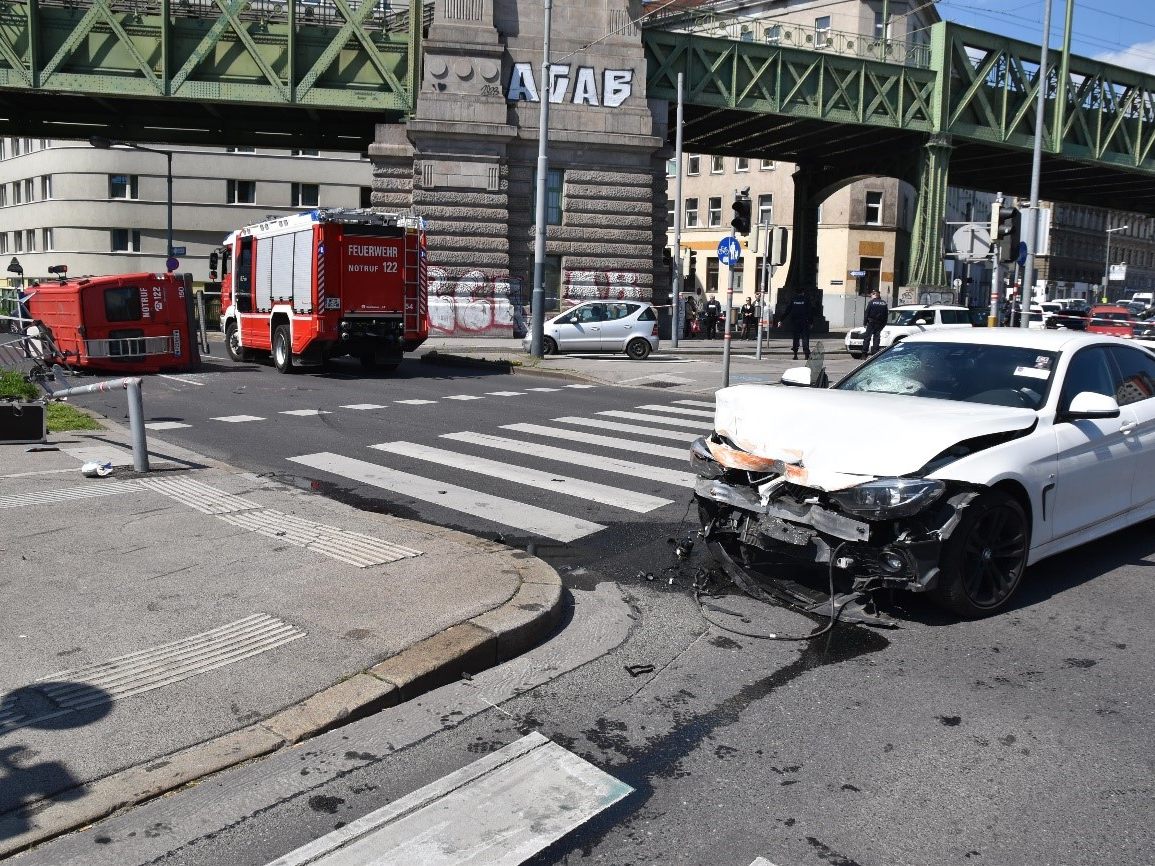 In Wien-Rudolfsheim kam es zu einem Verkehrsunfall mit einem Einsatzwagen der Feuerwehr. In Wien-Rudolfsheim kam es zu einem Verkehrsunfall mit einem Einsatzwagen der Feuerwehr.
