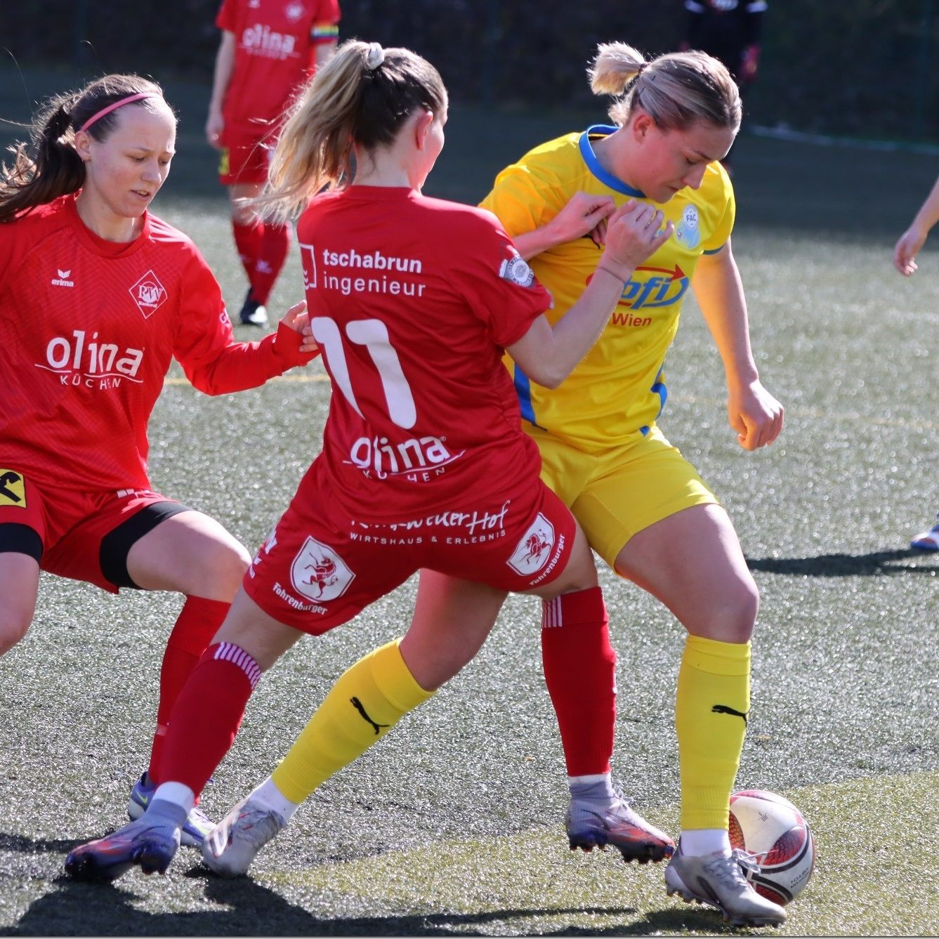 Sophie Mosbach im Zweikampf mit einer Spielerin von Landhaus.