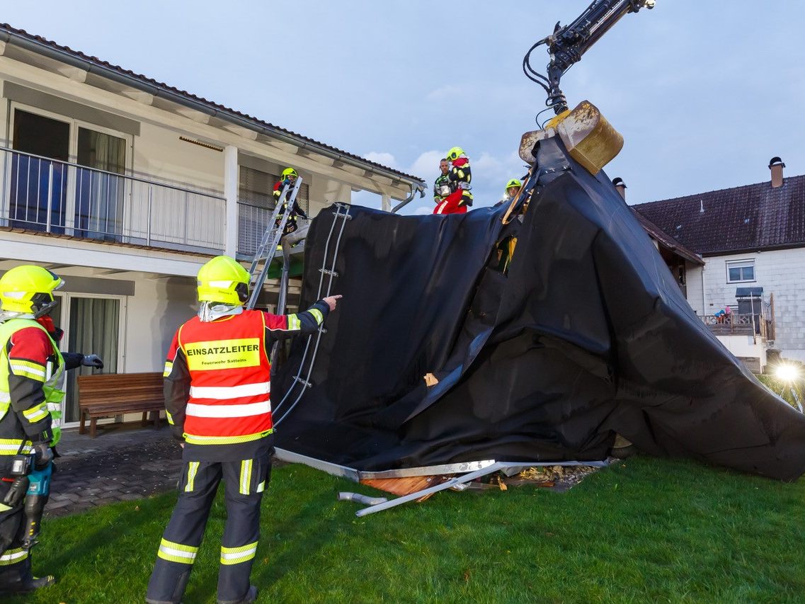 Ein großes Stück des Dachs stürzte in den Nachbargarten.