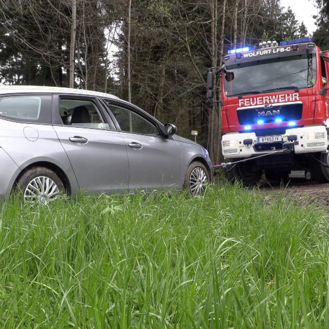 Die Feuerwehr musste das Fahrzeug bergen.