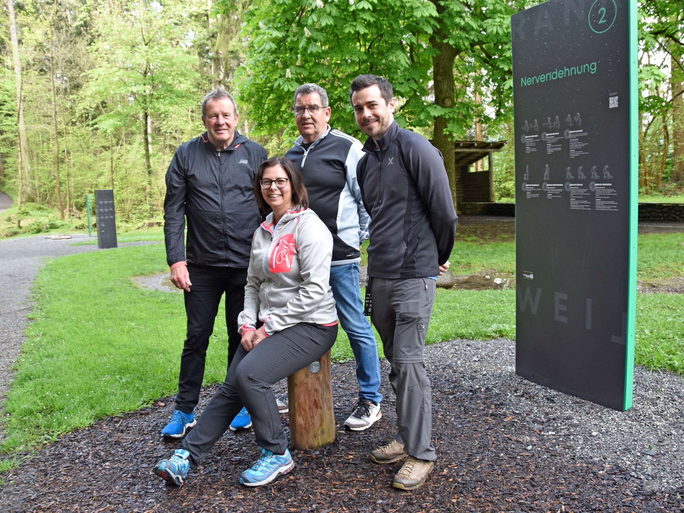 Freuen sich über die Eröffnung des österreichweit einzigartigen Fitnessparcours: Sportwissenschafter Konrad Höfinger, Bgm. Katharina Wöß-Krall, Gemeinderat Helmut Jenny und Andreas Wally (zuständig für den Bereich Vereine, Jugend, Kultur und Sport im Rathaus).