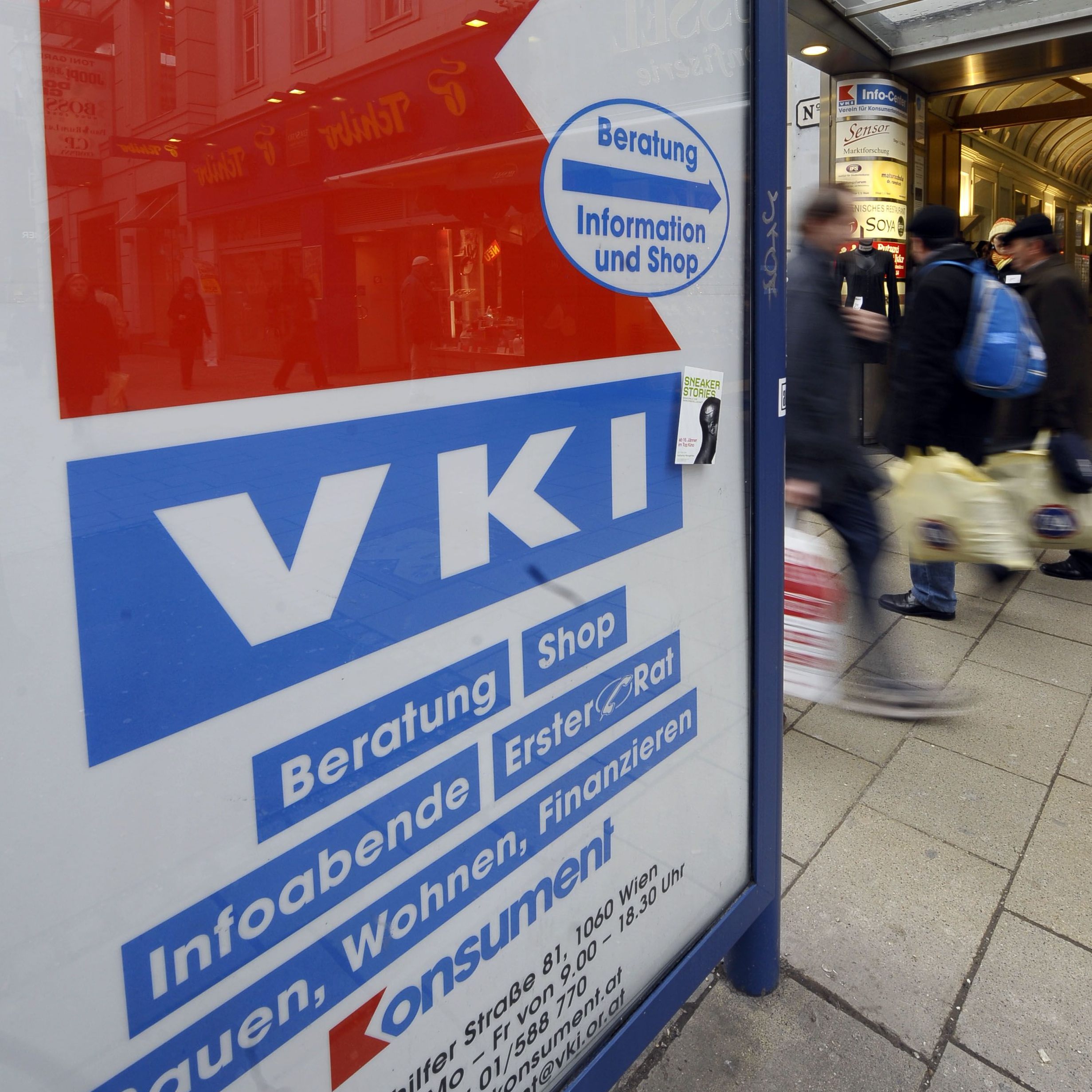 Der VKI startet eine Sammelaktion gegen unzulässige Klauseln in Lebensversicherungsverträgen.