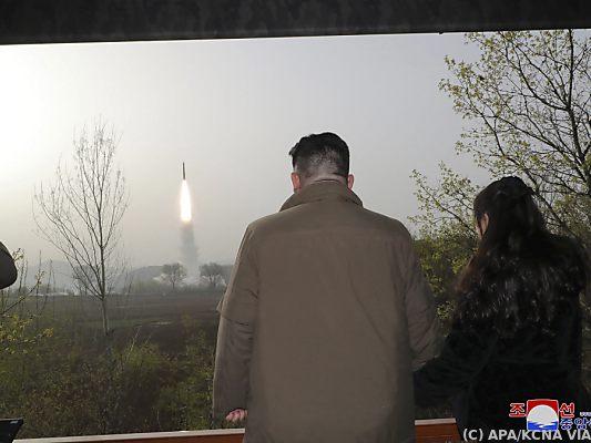Kim Jong-un beobachtet Raketenstart (Archivbild)