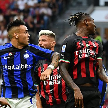 Inters Martinez im Luftduell mit Milans Leao