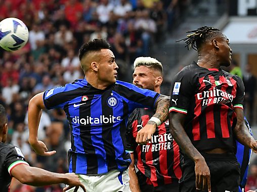 Inters Martinez im Luftduell mit Milans Leao