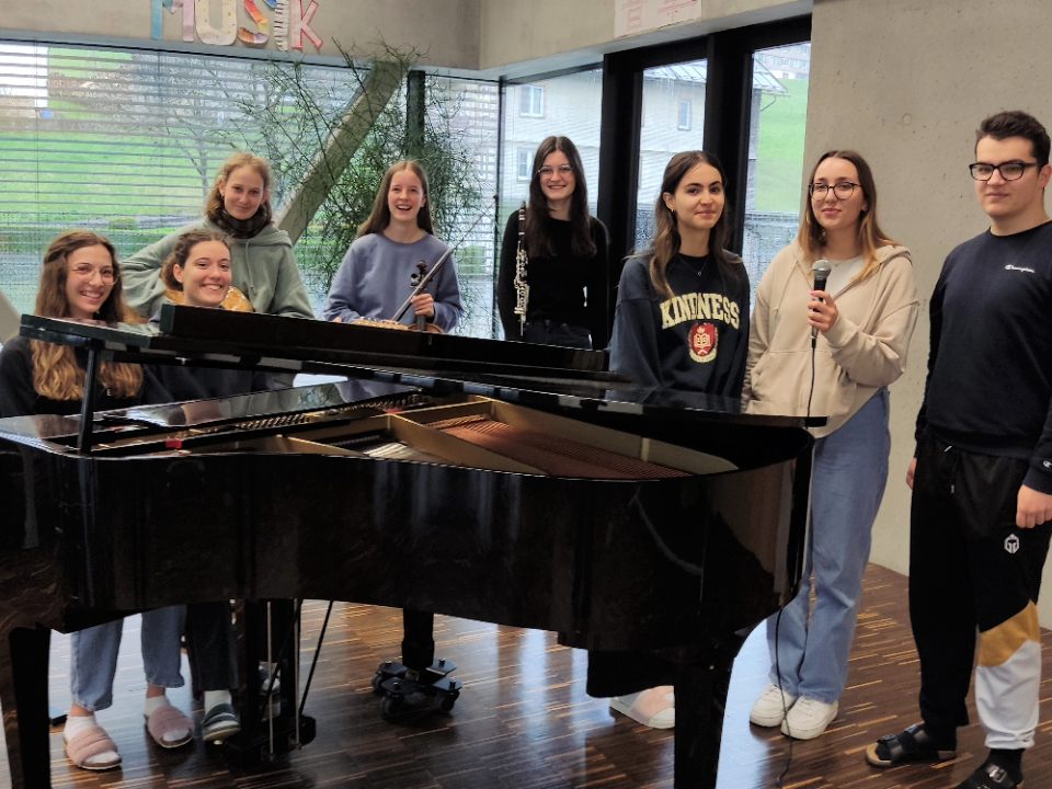 Schülerinnen und Schüler des musischen Zweigs zeigen ihr Können.