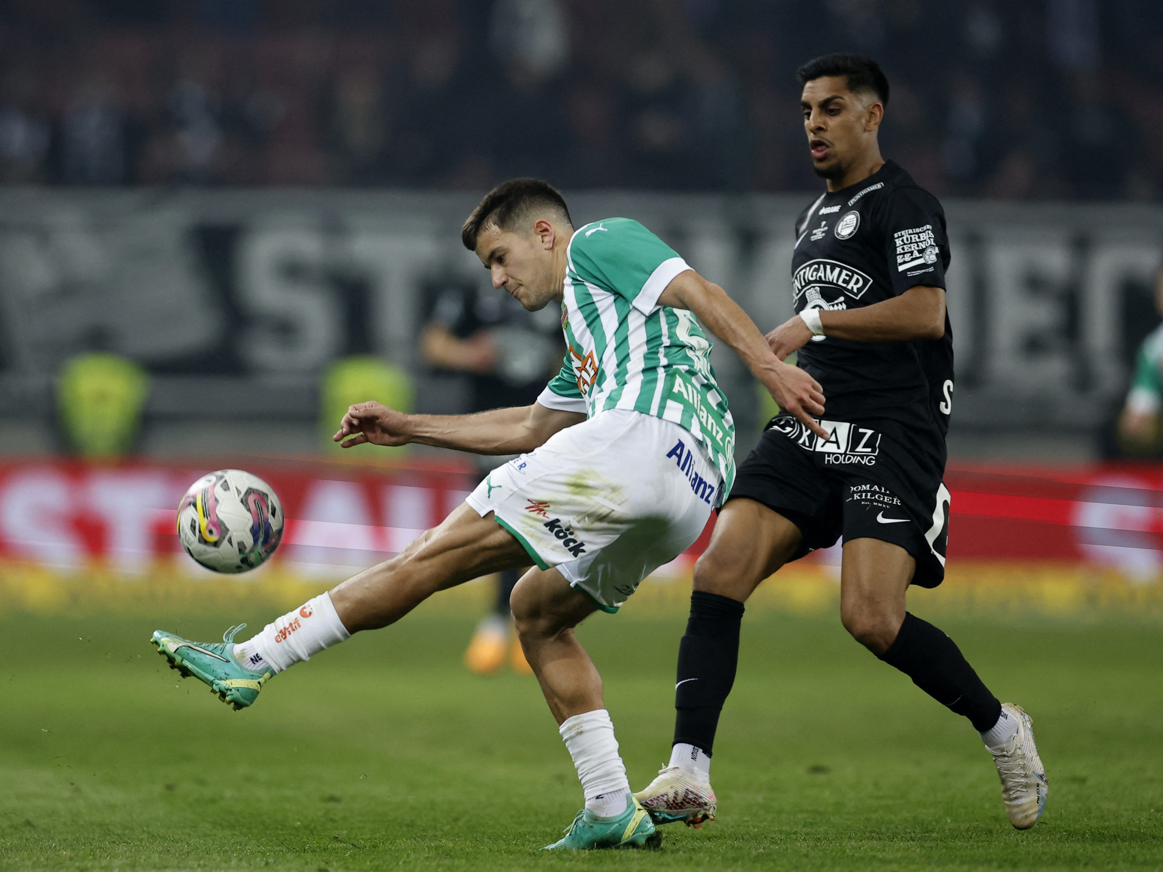 Rapid Wien: Auer verlängerte Vertrag. Rapid Wien: Auer verlängerte Vertrag.