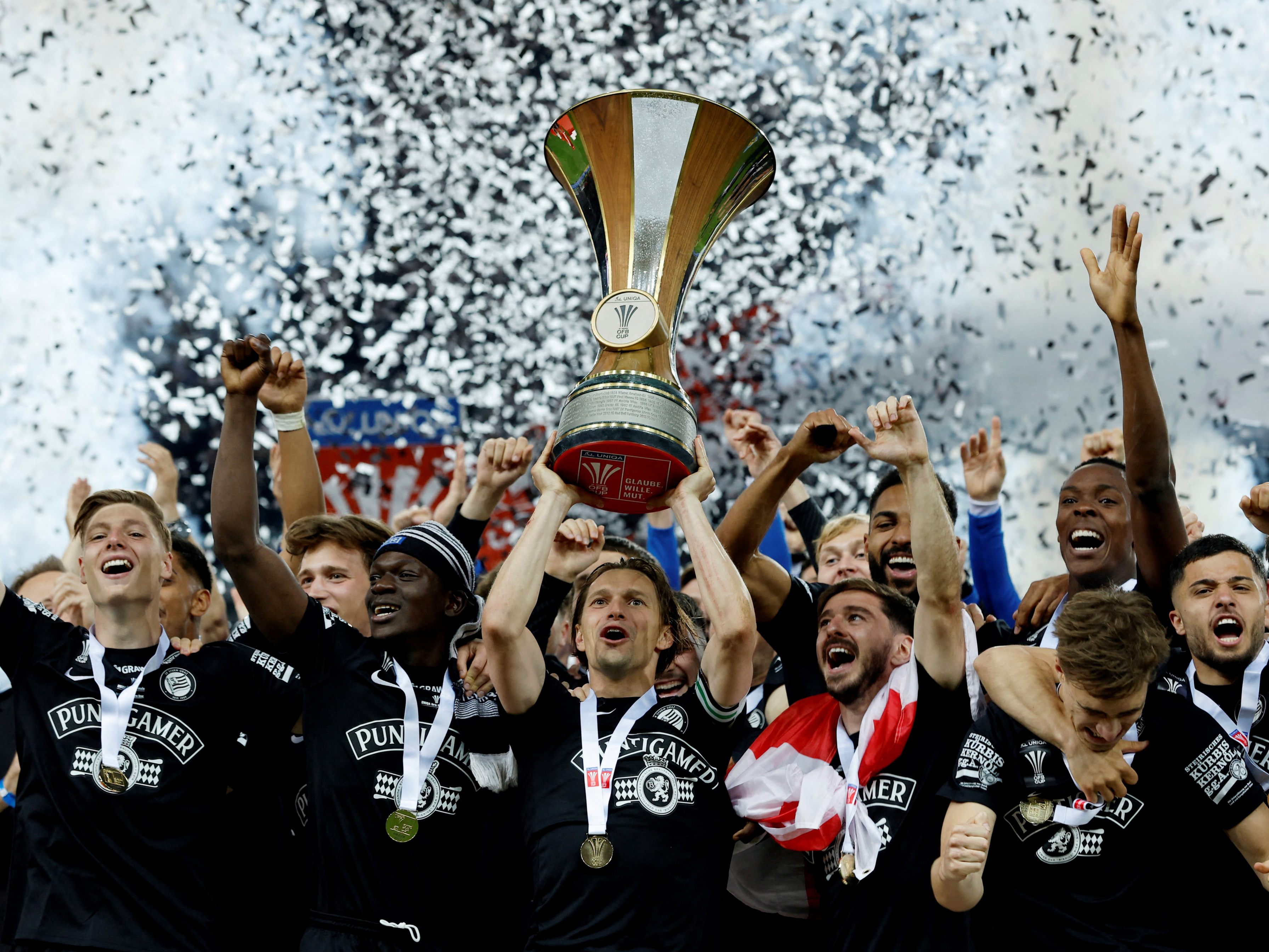 Sturm Graz setzte sich im Cup-Finale gegen Rapid am Sonntag die Krone auf. Sturm Graz setzte sich im Cup-Finale gegen Rapid am Sonntag die Krone auf.