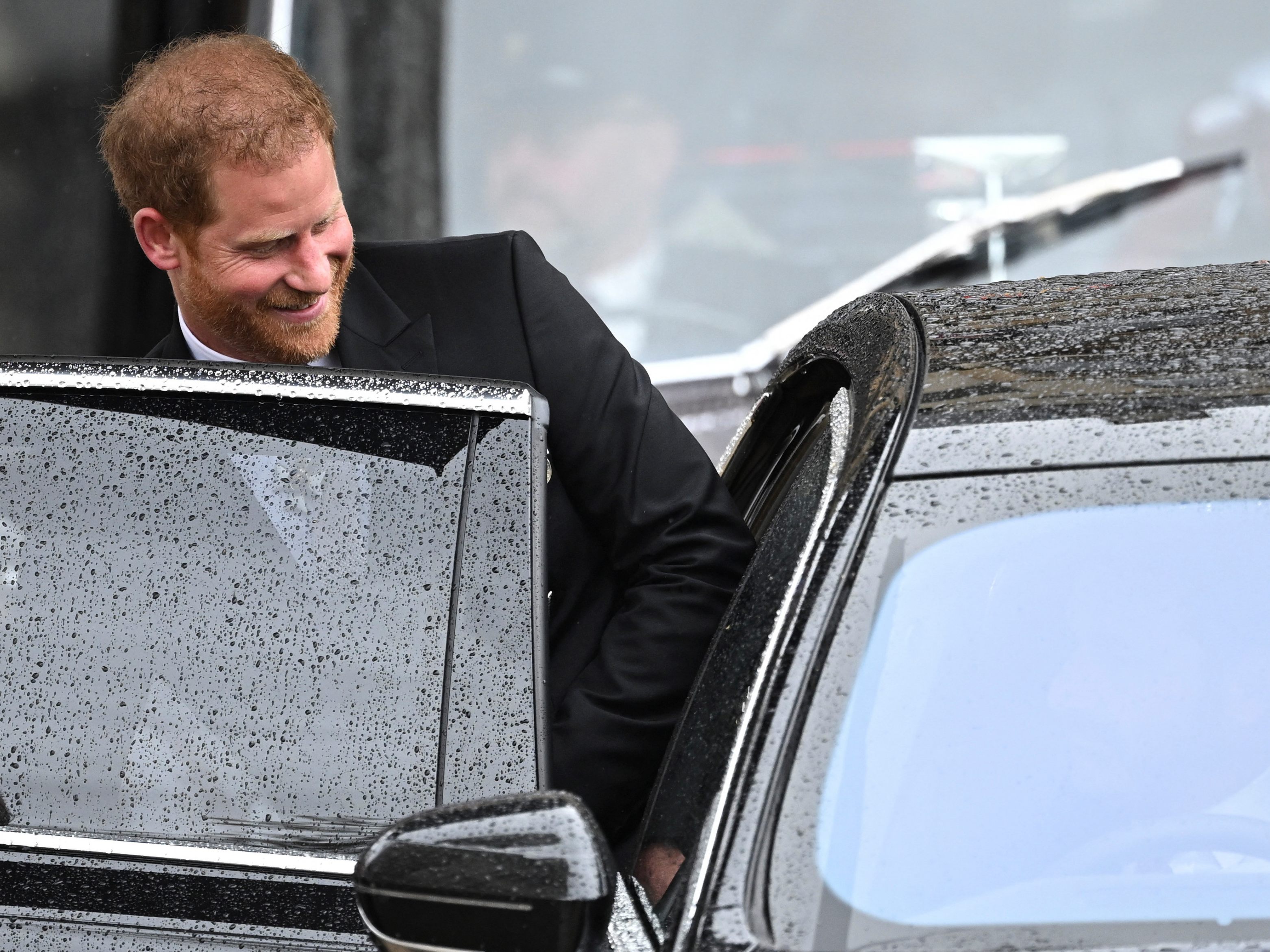 Prinz Harry fuhr von der Krönung direkt zum Flughafen. Prinz Harry fuhr von der Krönung direkt zum Flughafen.
