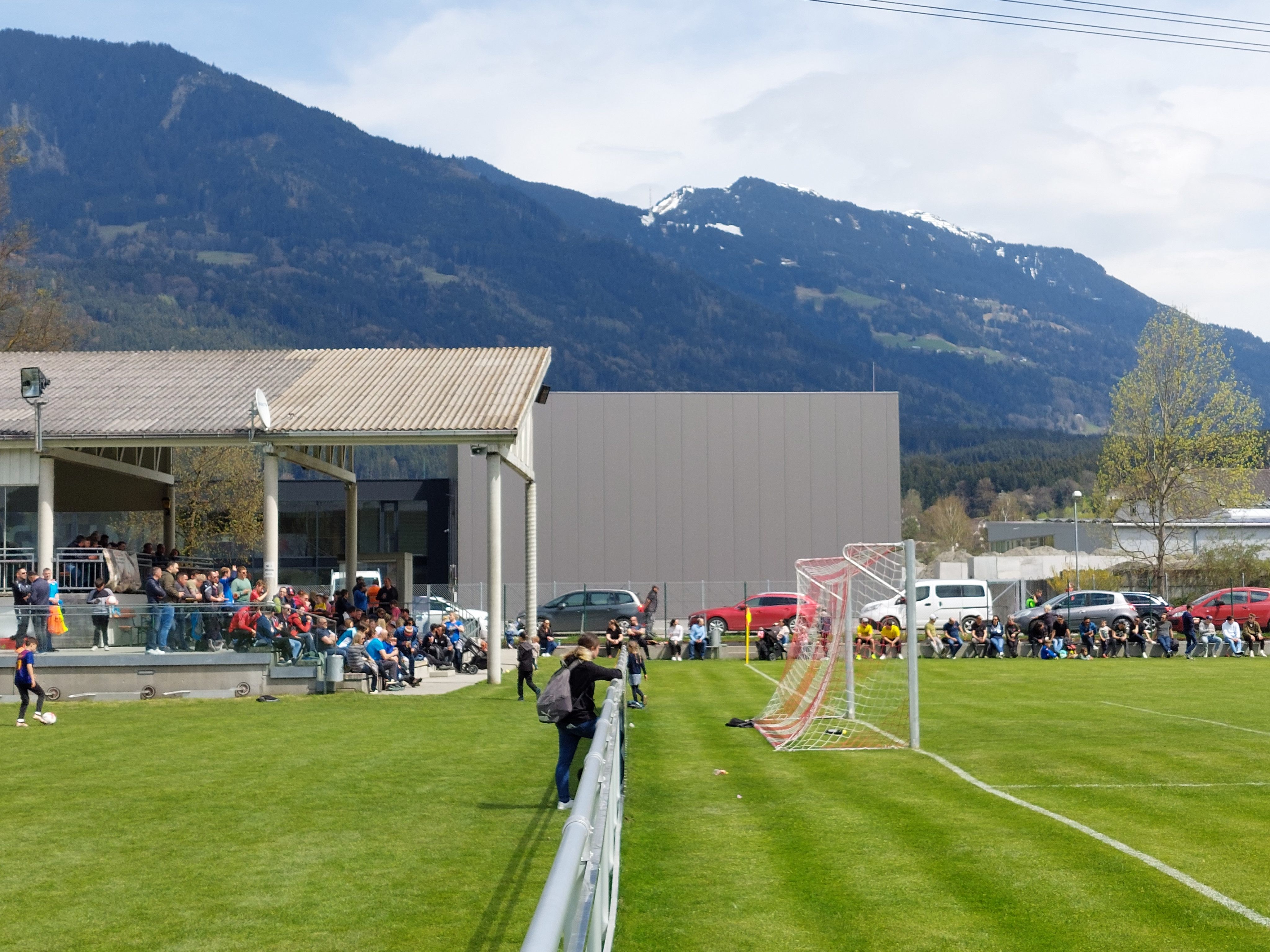 Der Sattaaser Nachwuchs und die Kampfmannschaft freuen sich auf zahlreiche Besucher und auf spannende Spiele Der Sattaaser Nachwuchs und die Kampfmannschaft freuen sich auf zahlreiche Besucher und auf spannende Spiele