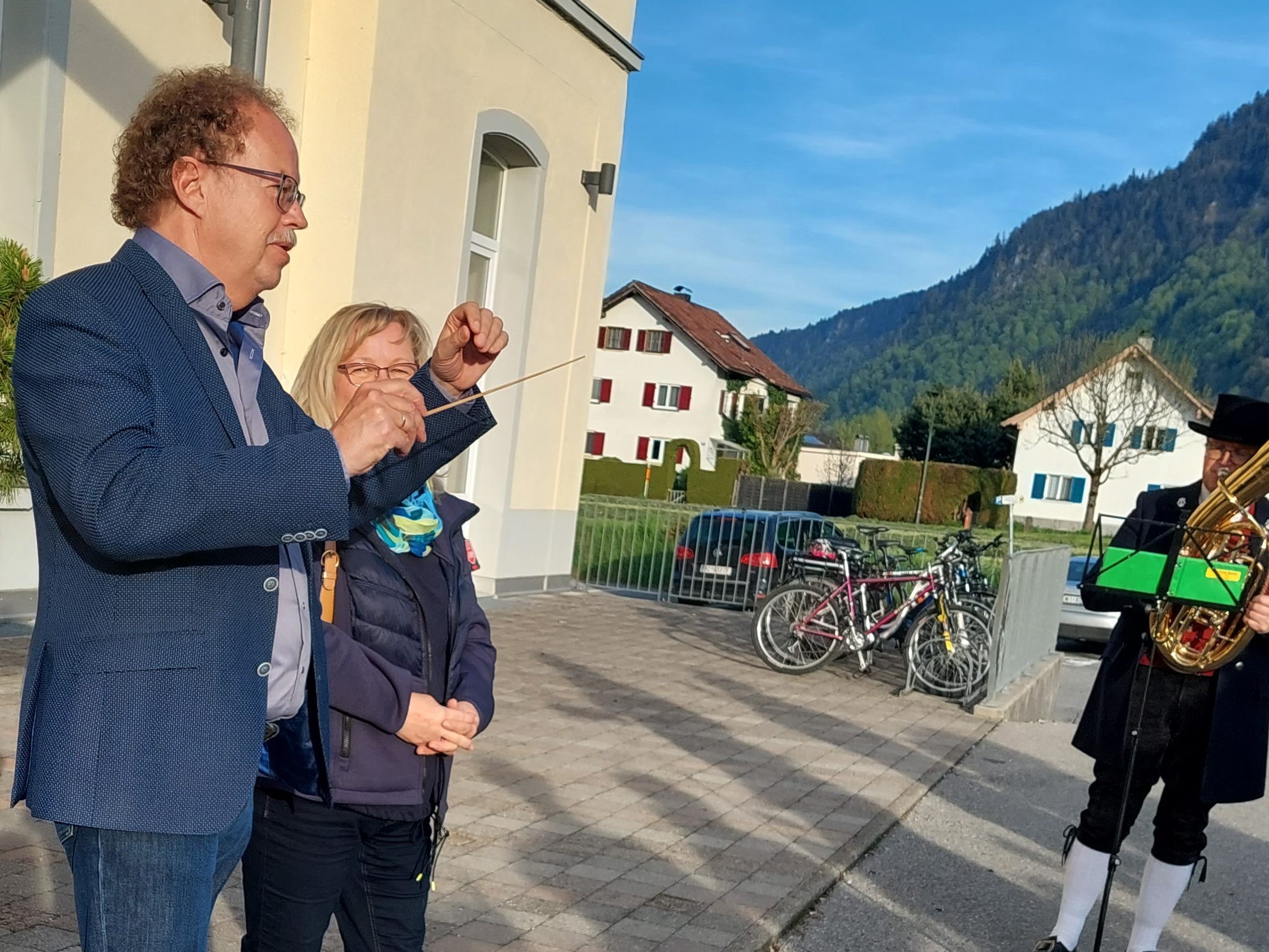 Bürgermeister Florian Kasseroler schwingt beschwingt den Taktstock