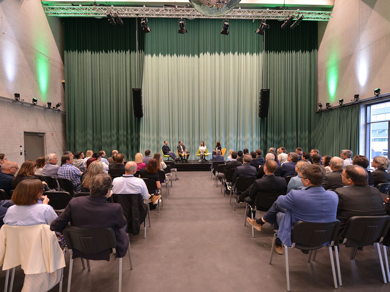 Rund 70 Wirtschaftstreibenden kamen zur ersten Veranstaltung der neuen Reihe „Wirtschaft im Gespräch“. (© Marktgemeinde Rankweil) Rund 70 Wirtschaftstreibenden kamen zur ersten Veranstaltung der neuen Reihe „Wirtschaft im Gespräch“. (© Marktgemeinde Rankweil)